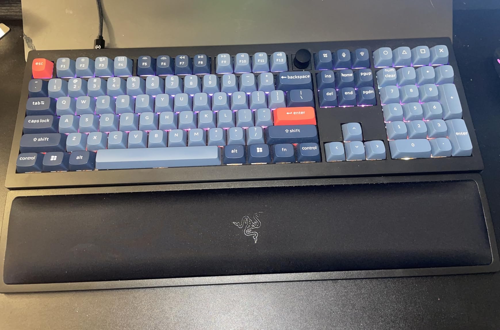 Razer Ergonomic Wrist Rest for Full-Sized Keyboards: Anti-Slip Rubber Base - Angled Incline - Classic Black customer photo 1