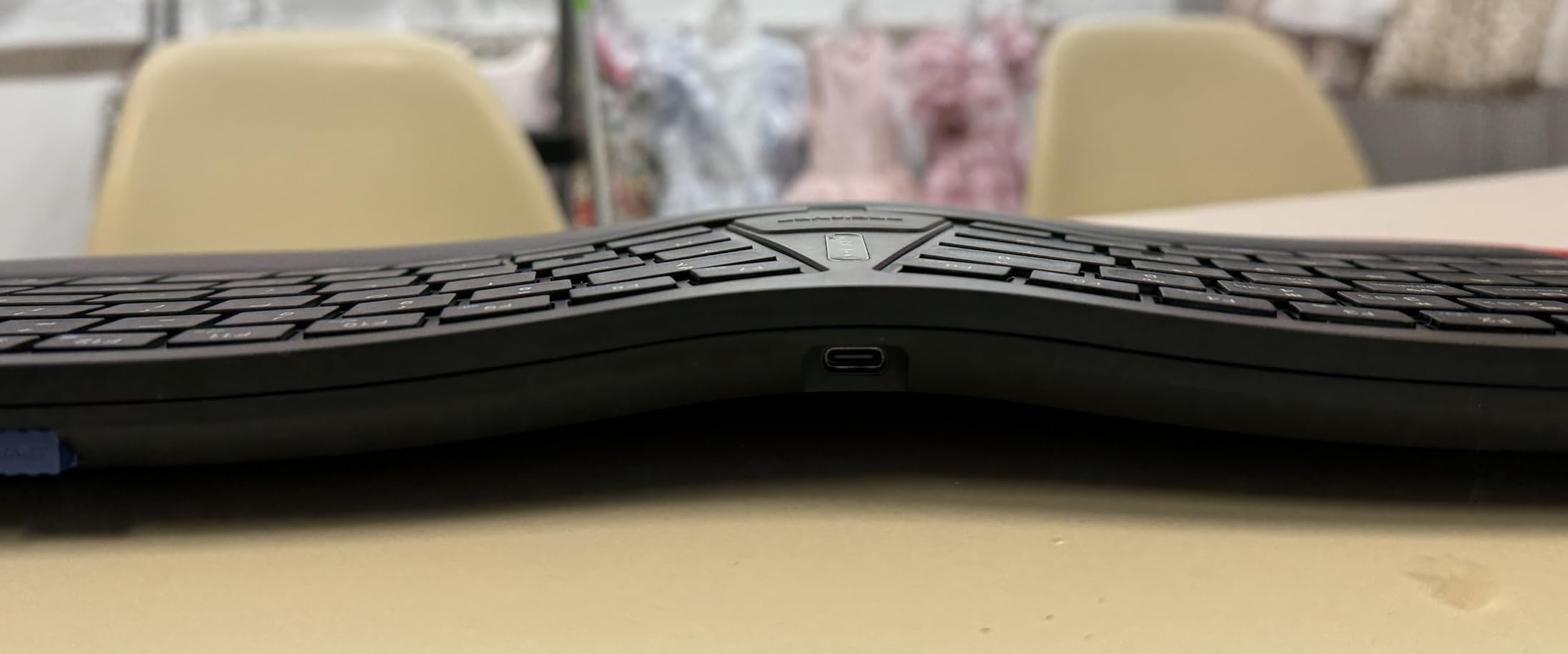 Logitech Ergo K860 Wireless Ergonomic Keyboard - Split Keyboard, Wrist Rest, Natural Typing, Stain-Resistant Fabric, Bluetooth and USB Connectivity, Compatible with Windows/Mac, Black customer photo 1