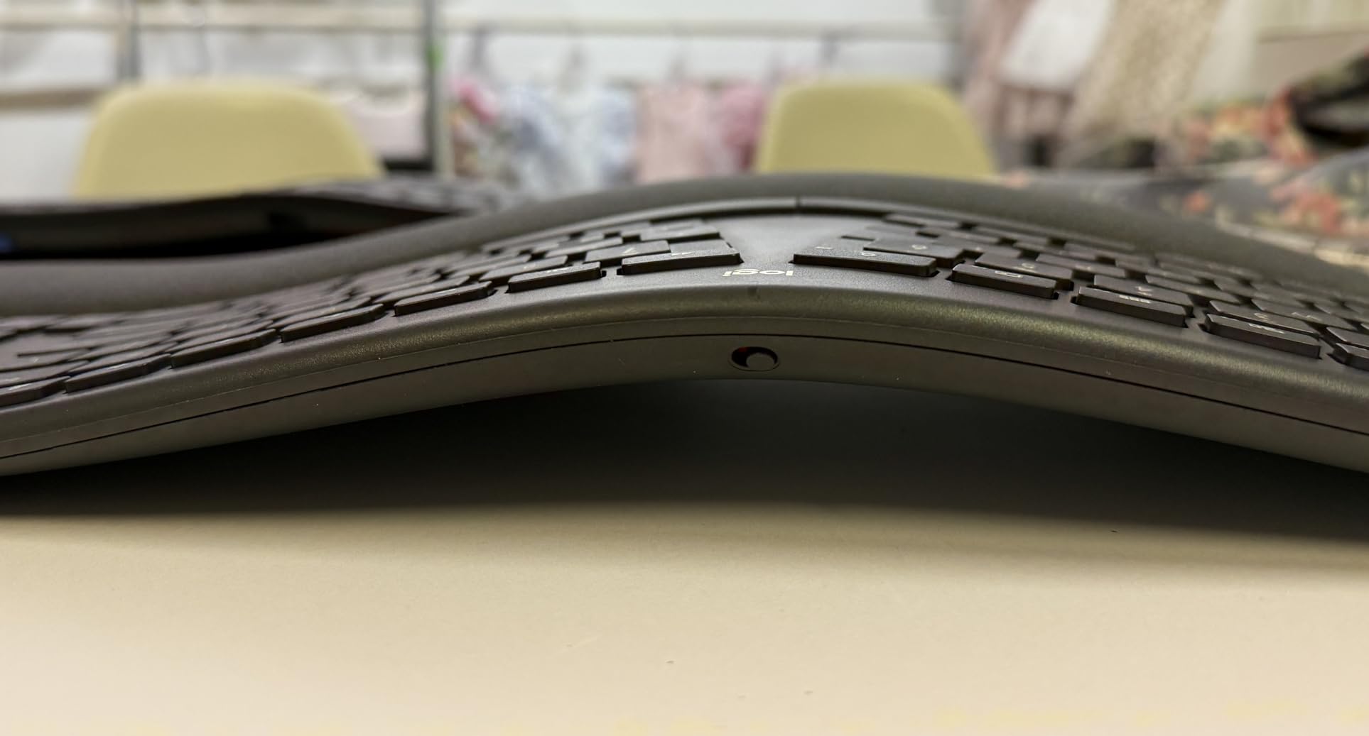 Logitech Ergo K860 Wireless Ergonomic Keyboard - Split Keyboard, Wrist Rest, Natural Typing, Stain-Resistant Fabric, Bluetooth and USB Connectivity, Compatible with Windows/Mac, Black customer photo 2