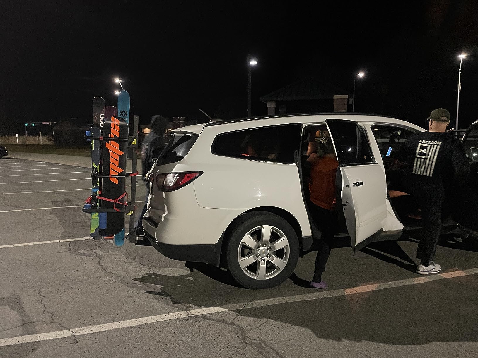 Tyger Auto TG-RK1B707B Folding Hitch-Mounted Ski/Snowboard Rack - 6 Pair Skis/4 Snowboards customer photo 1