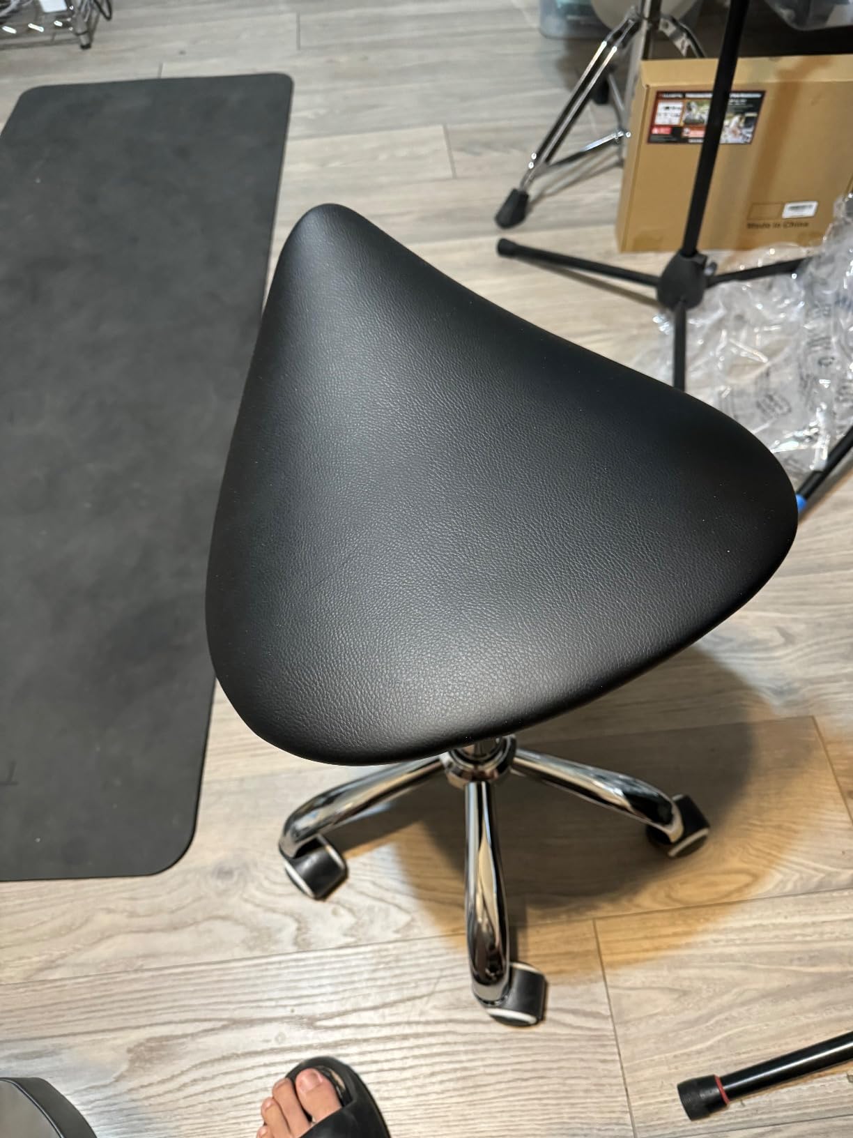 KKTONER Rolling Saddle Stool PU Leather Swivel Adjustable Rolling Stool with Wheels Salon Chair (Pink) customer photo 2