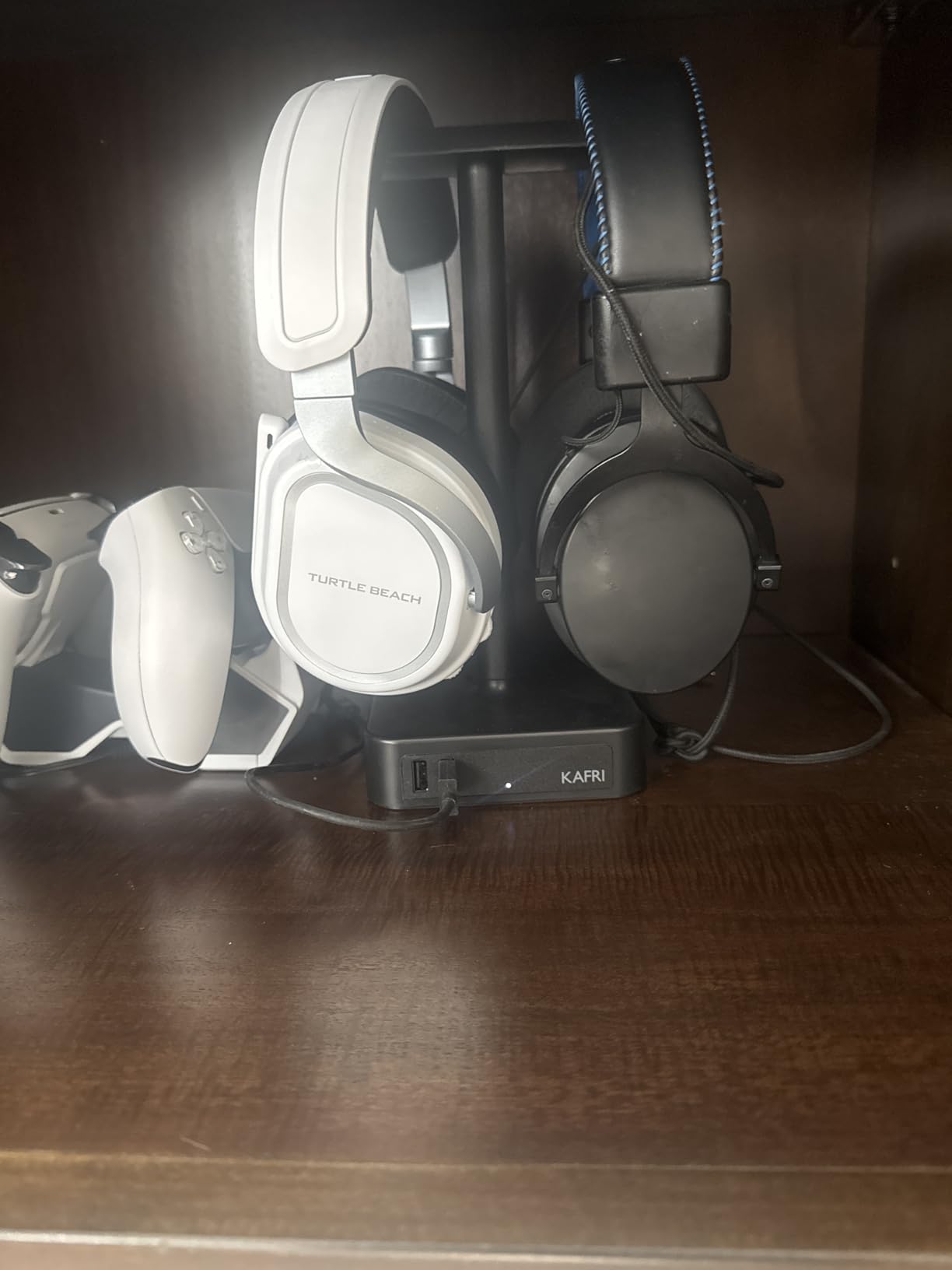 KAFRI Dual Headphone Stand with USB Charger Desk Gaming Double Headset Holder Hanger Rack with 2 USB Charging Port and 2 Outlet - Suitable for Gamer Desktop Table Game Earphone Accessories Gift customer photo 1