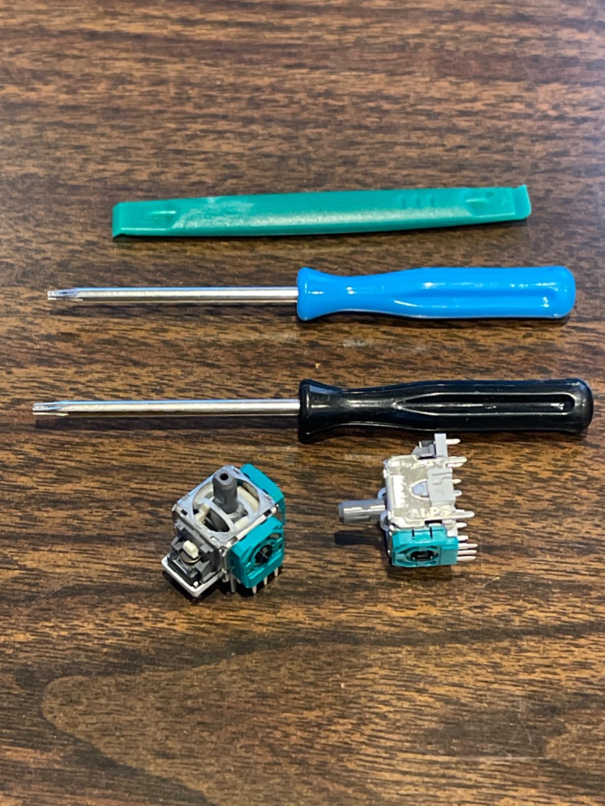 SOSS GAMING Genuine Analog Joysticks Repair Kit for Xbox One - Fixes Stick Drift, Broken, and Loose Joysticks on Regular, S, X and Elite Series 1 Controllers (6 Pack) customer photo 1