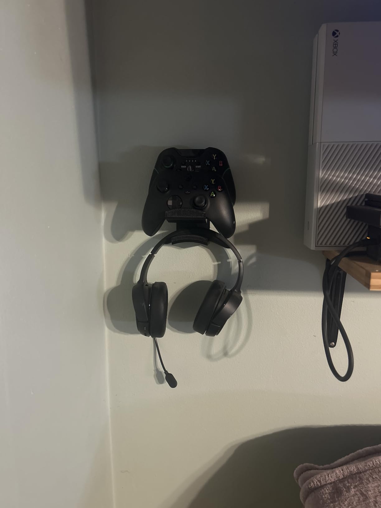 The UberAtlas Dual Game Controller & Headphone Stand Wall Mount Holder for Xbox ONE, Series X, PS5, PS4, PS3, Switch, STEELSERIES Gamepad & More, Stay Organized No Screws, by Brainwavz customer photo 1