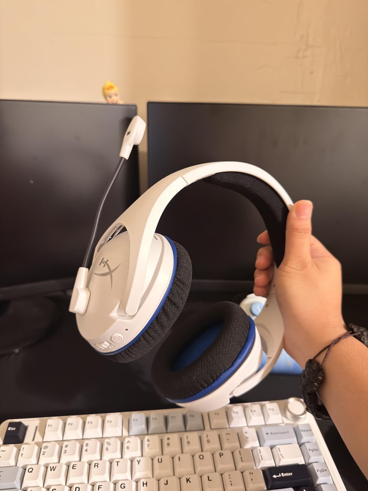 HyperX Cloud Stinger Core - Wireless Gaming Headset, for PS4, PS5, PC, Lightweight, Durable Steel Sliders, Noise-Cancelling Microphone - White customer photo 1
