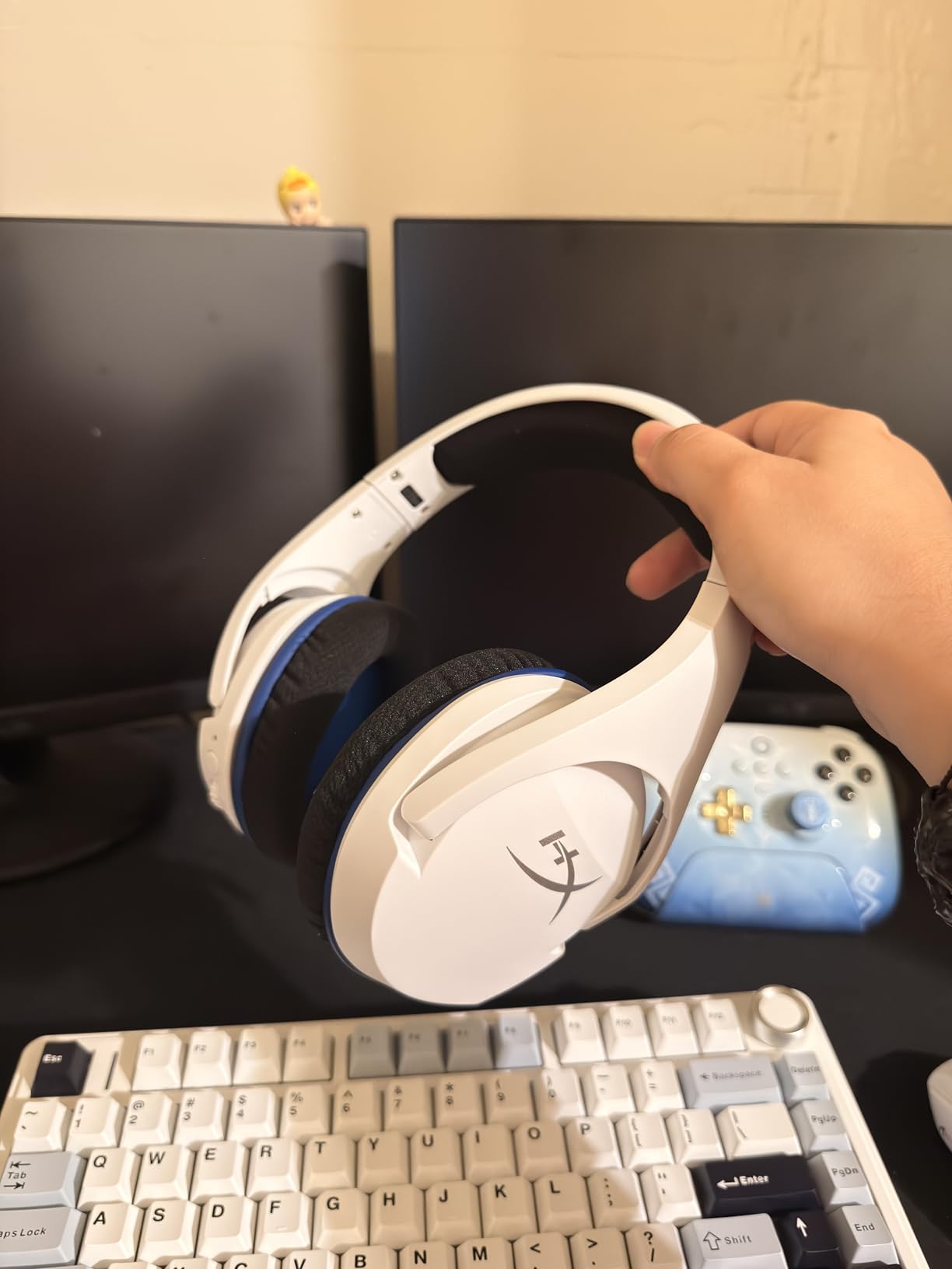 HyperX Cloud Stinger Core - Wireless Gaming Headset, for PS4, PS5, PC, Lightweight, Durable Steel Sliders, Noise-Cancelling Microphone - White customer photo 2