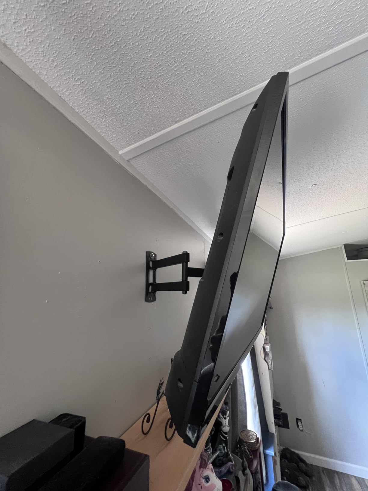 Pipishell Full Motion TV Wall Mount for 26-65 inch Flat or Curved TVs up to 77 lbs, TV Bracket Wall Mount with Articulating Arms, Extension, Tilt, Swivel, Leveling, Max VESA 400x400mm, PIMF7 customer photo 1