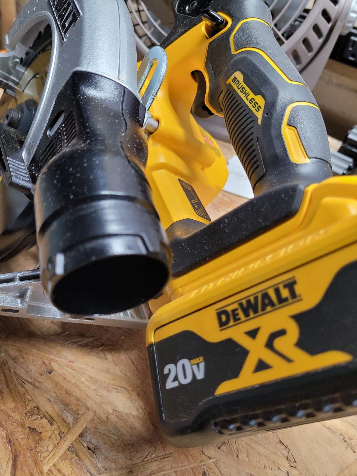 DEWALT 20V MAX* 6-1/2 in. Brushless Cordless Circular Saw, Tool Only (DCS565B) customer photo 1
