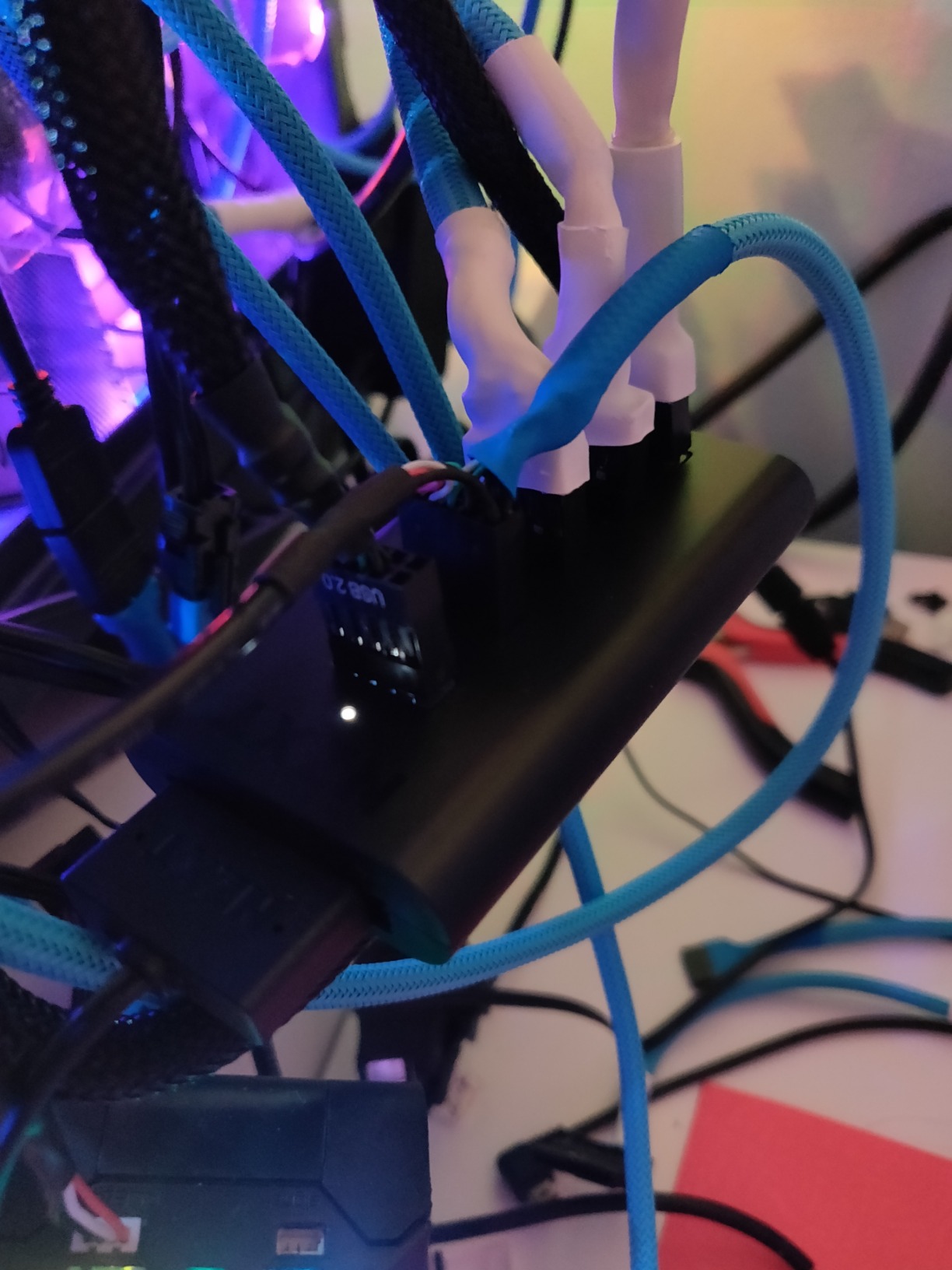 NZXT Internal USB Hub 3 - Expands 4 USB 2.0 Ports - Sleek Multifunctional Design - SATA Power Connection - Plug and Play customer photo 2