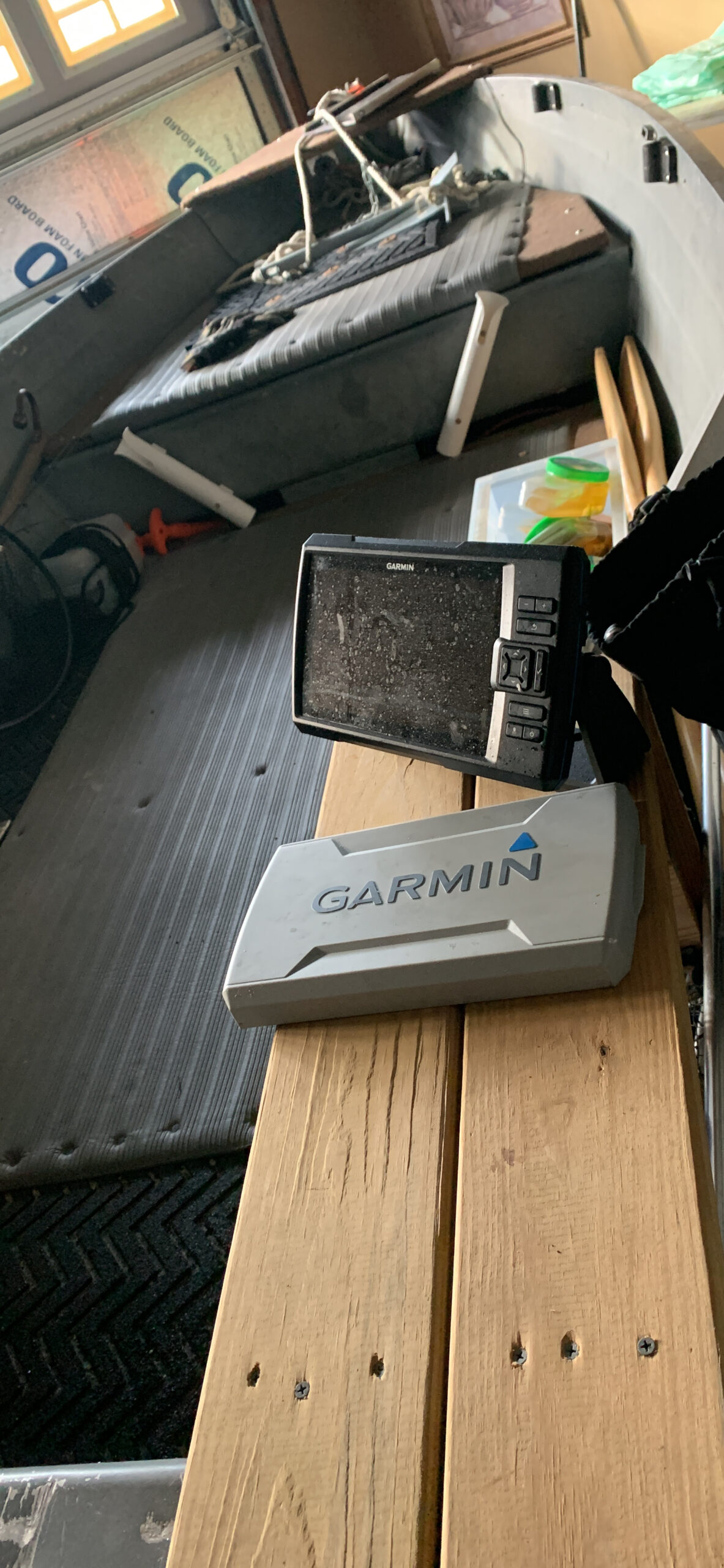 Garmin Striker Vivid 9sv, Easy-to-Use 5-inch Color Fishfinder and Sonar Transducer, Vivid Scanning Sonar Color Palettes, 9 inch (010-02554-00) customer photo 1