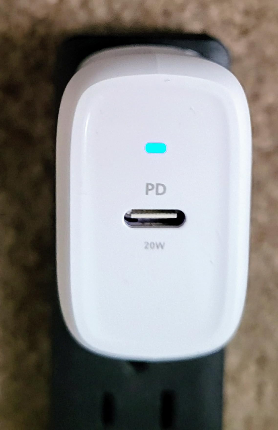 Amazon Basics 20W Foldable USB-C Wall Charger with Power Delivery for Tablets & Phones (iPhone 16/15/14/13/12/11/X, iPad, Samsung), Portable, non-PPS, White customer photo 2