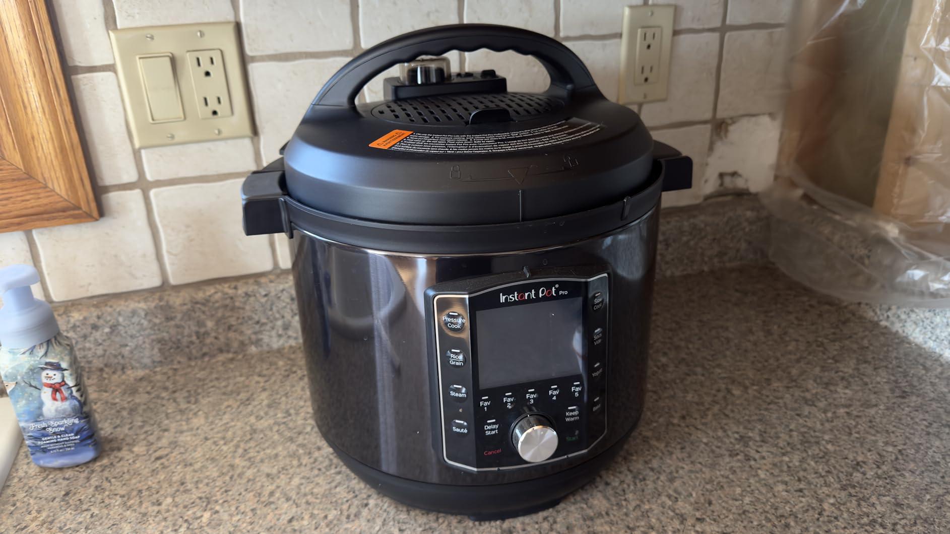 Pro 10-in-1 Pressure Cooker, Slow Cooker, Rice/Grain Cooker, Steamer, Sauté, Sous Vide, Yogurt Maker, Sterilizer, and Warmer, Includes App With Over 800 Recipes, Black, 6 Quart customer photo 1