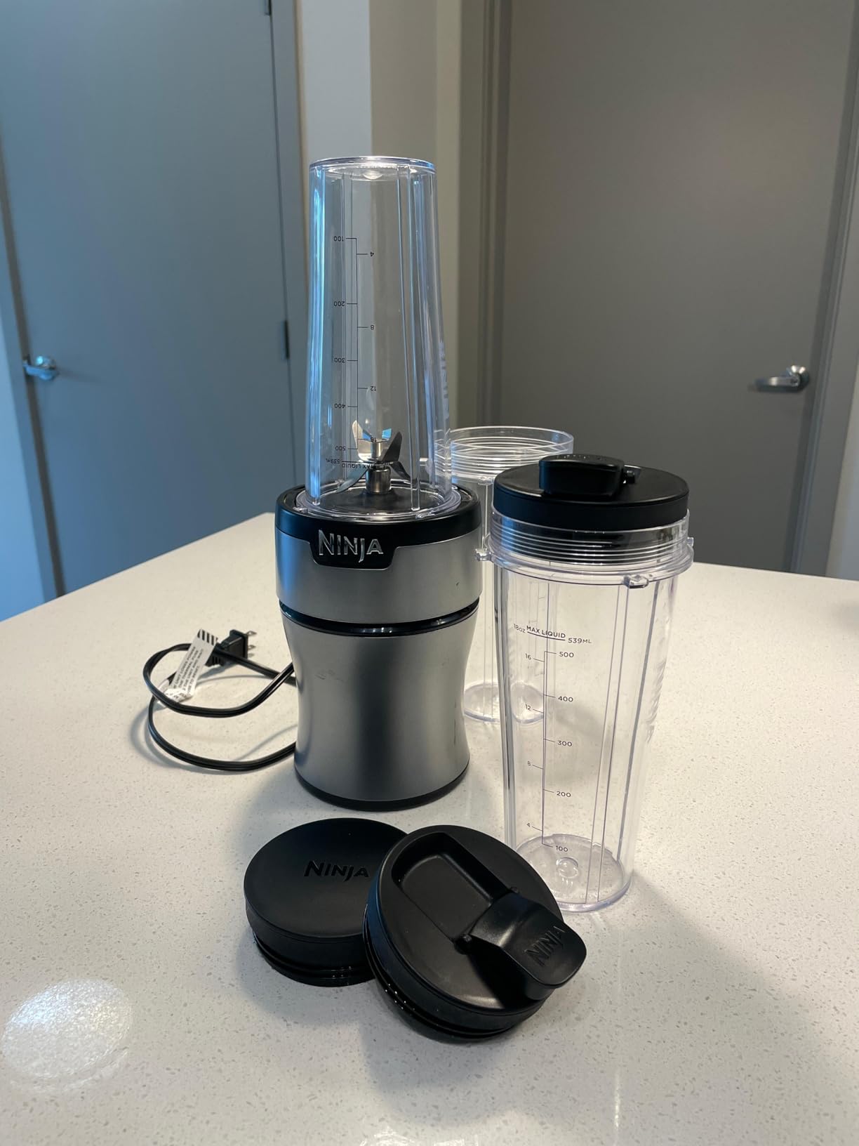 Ninja BN301 Nutri-Blender Plus Compact Personal Blender, 900-Peak-Watt Motor, Frozen Drinks, Smoothies, Sauces & More, (3) 20 oz. To-Go Cups, (2) Spout-Lids (1) Storage-Lid, Dishwasher Safe, Silver customer photo 1