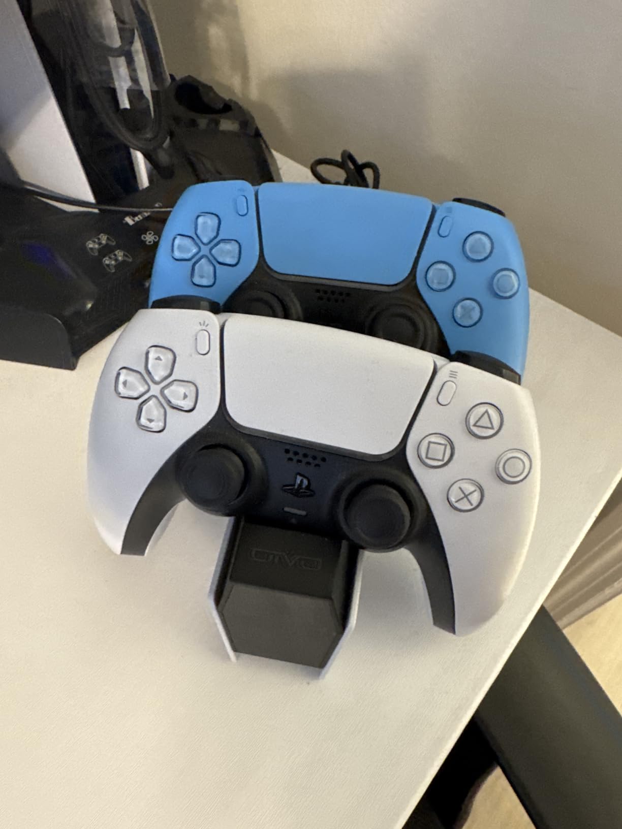 OIVO PS5 Controller Charger, 2H Fast Charger with 2 Cable Types, PS5 Charging Station for PlayStation 5 Controllers P4 Interactive Figure customer photo 2