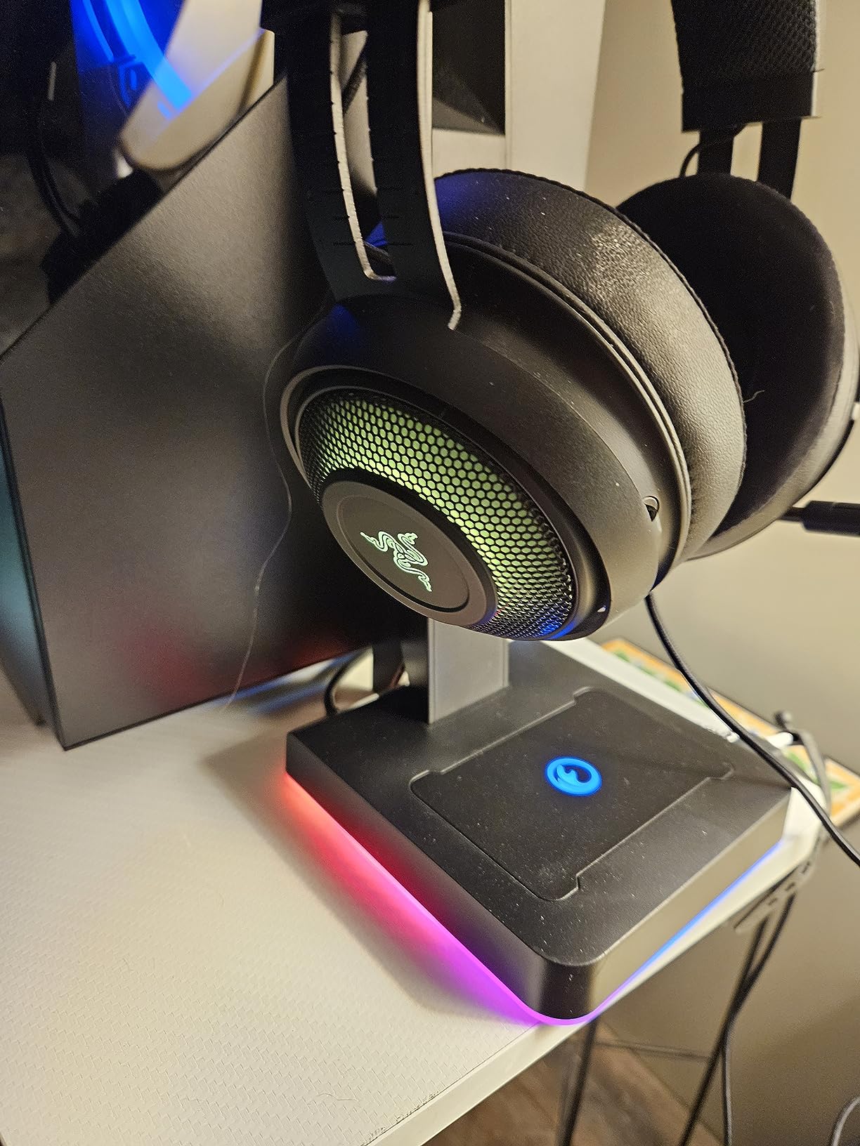 RGB Gaming Headset Stand with 2 USB Ports, Game Headphone Mount for PC, Xbox One, PS4, Switch, Earphone Holder Hanger, Great for Gaming Stations, Fancy Desk Gamer Accessories, Black customer photo 2