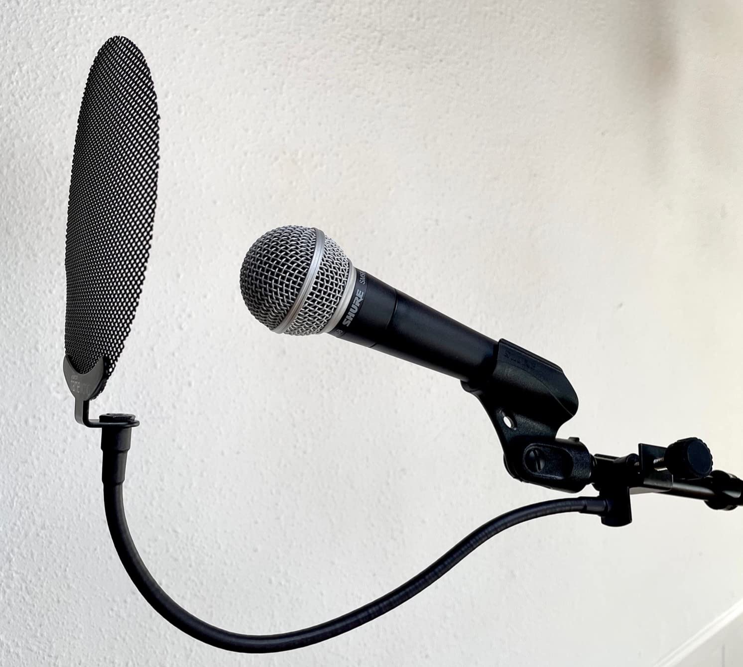 Gator Frameworks Vocal Recording Metal Screen Pop Filter with 12.4-Inch Gooseneck, Great for Podcasting, Broadcasting, and other Content Creation (GFW-POPFILTER-MTL) customer photo 1