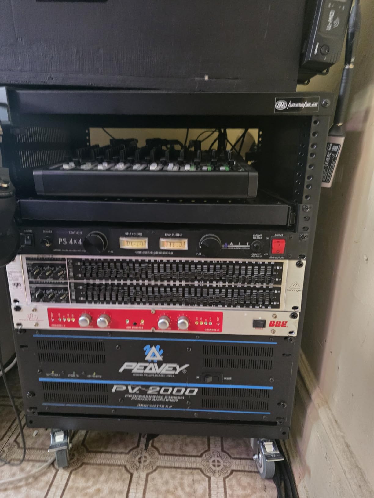 AxcessAbles 22U 19-Inch Rolling IT Server Rack 550LB Heavy Duty Open Frame with Removable Side Panels Large 3-Inch Locking Casters for Servers Networking and Rackmount Gear Includes 5mm and 6mm Screws customer photo 2