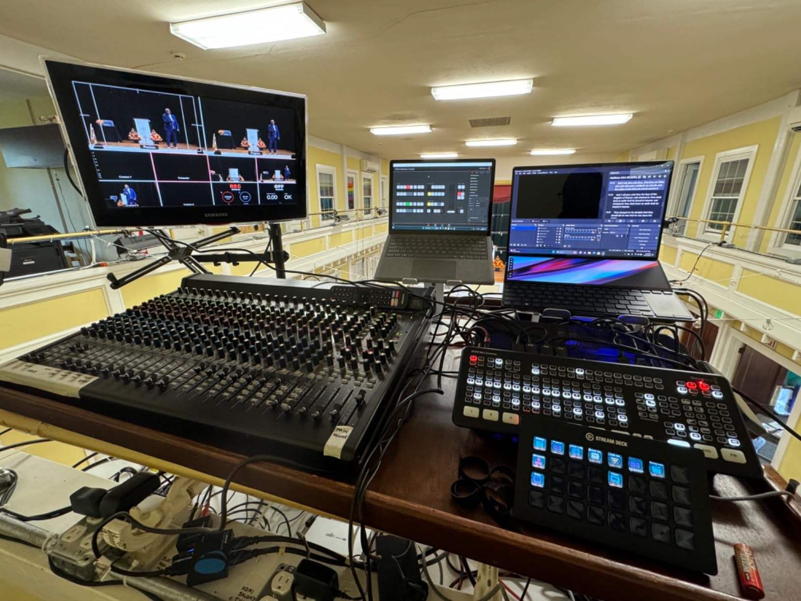 Blackmagic Design ATEM Mini Extreme HDMI Live Stream Switcher (SWATEMMINICEXT) customer photo 1