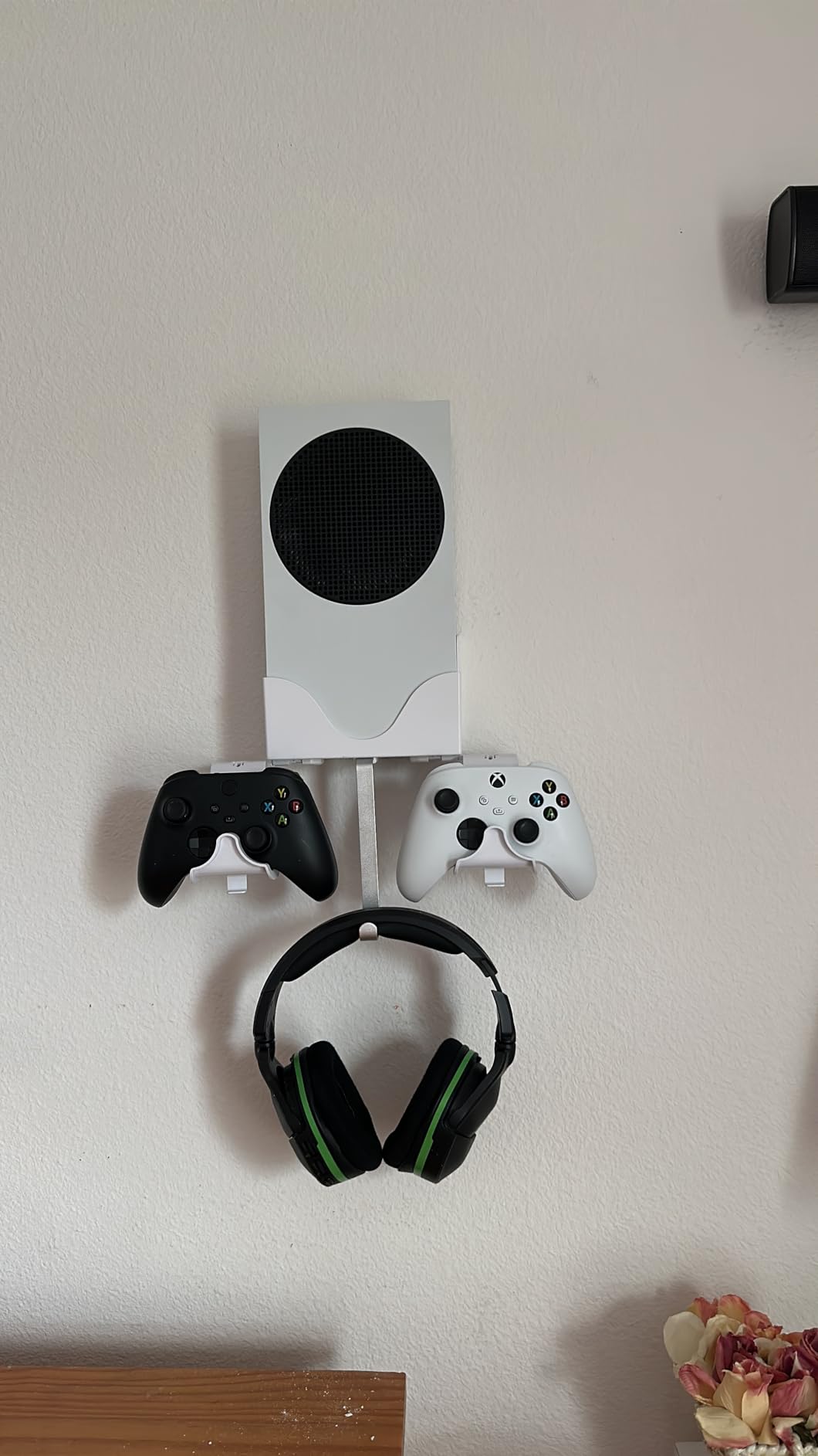 Hosanwell Series S Wall Mount, Series S Wall Mount Kit, with Detachable Controller Holder & Headphone Hanger Heat Dissipation (NOT for ONE S) customer photo 1