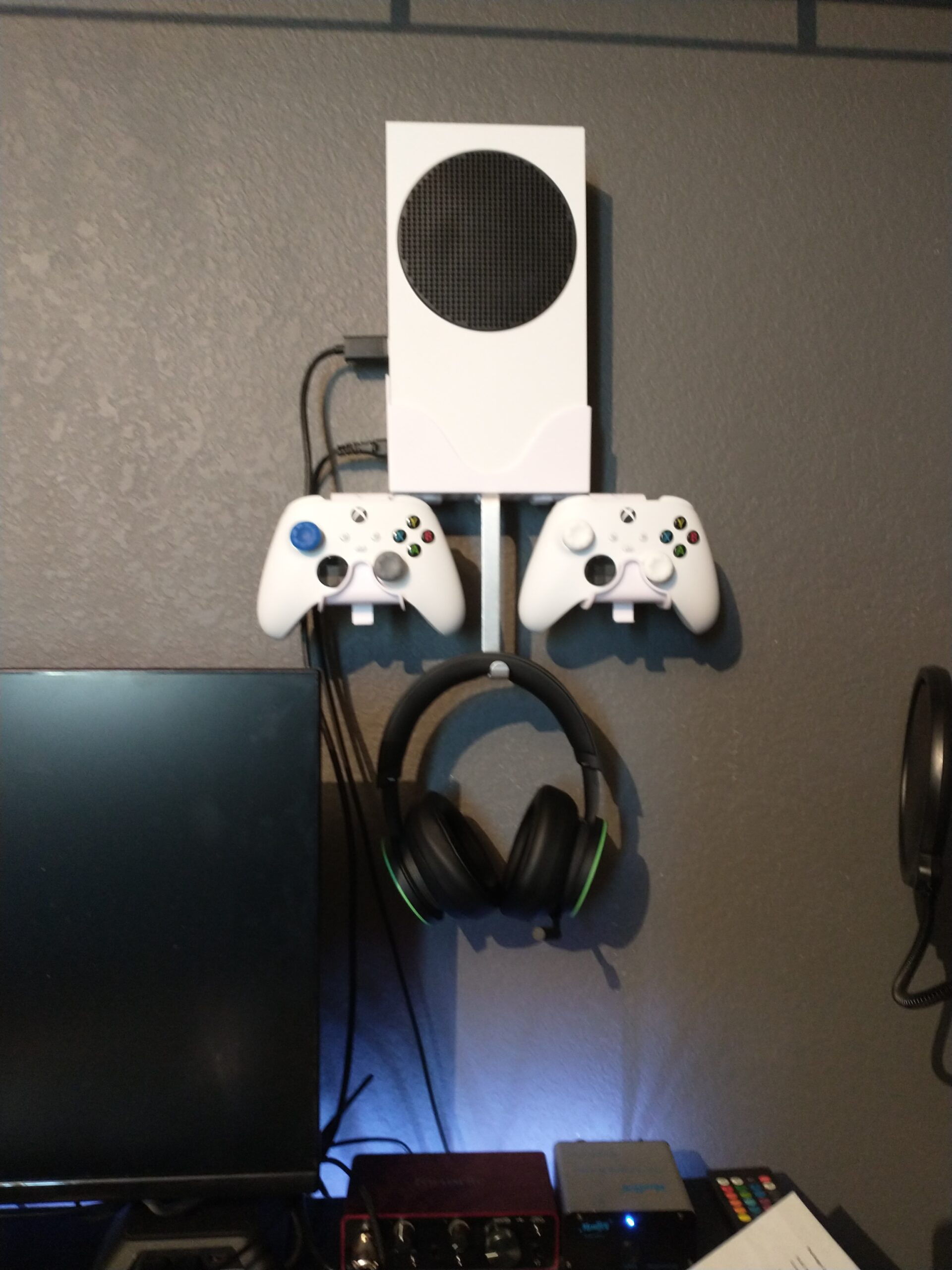 Hosanwell Series S Wall Mount, Series S Wall Mount Kit, with Detachable Controller Holder & Headphone Hanger Heat Dissipation (NOT for ONE S) customer photo 2
