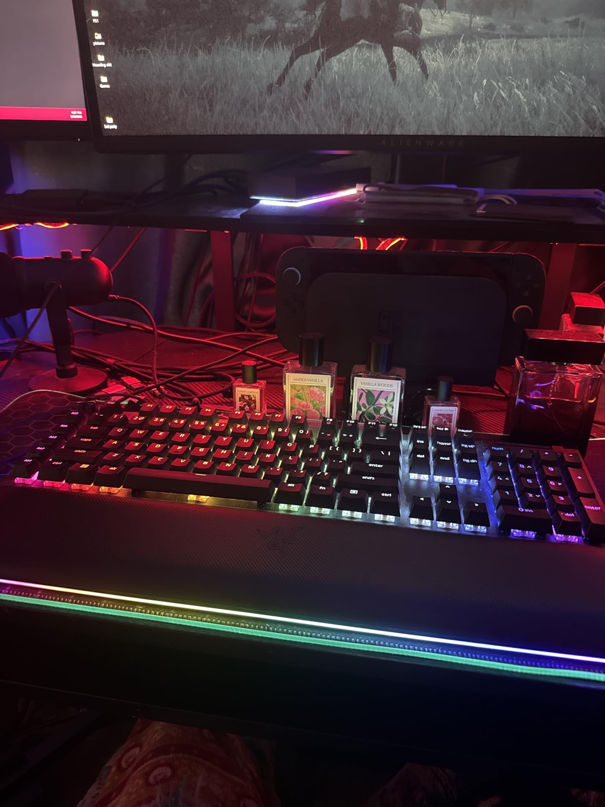 Razer Thunderbolt 4 Dock: 10 Ports in 1 - Dual 4K or Single 8K Video Output - USB A and C Hub, 2.5 GbE Thunderbolt 3, Mac, and PC Compatible - Thunderbolt 4 Certified - Passthrough Charging - Chroma customer photo 1