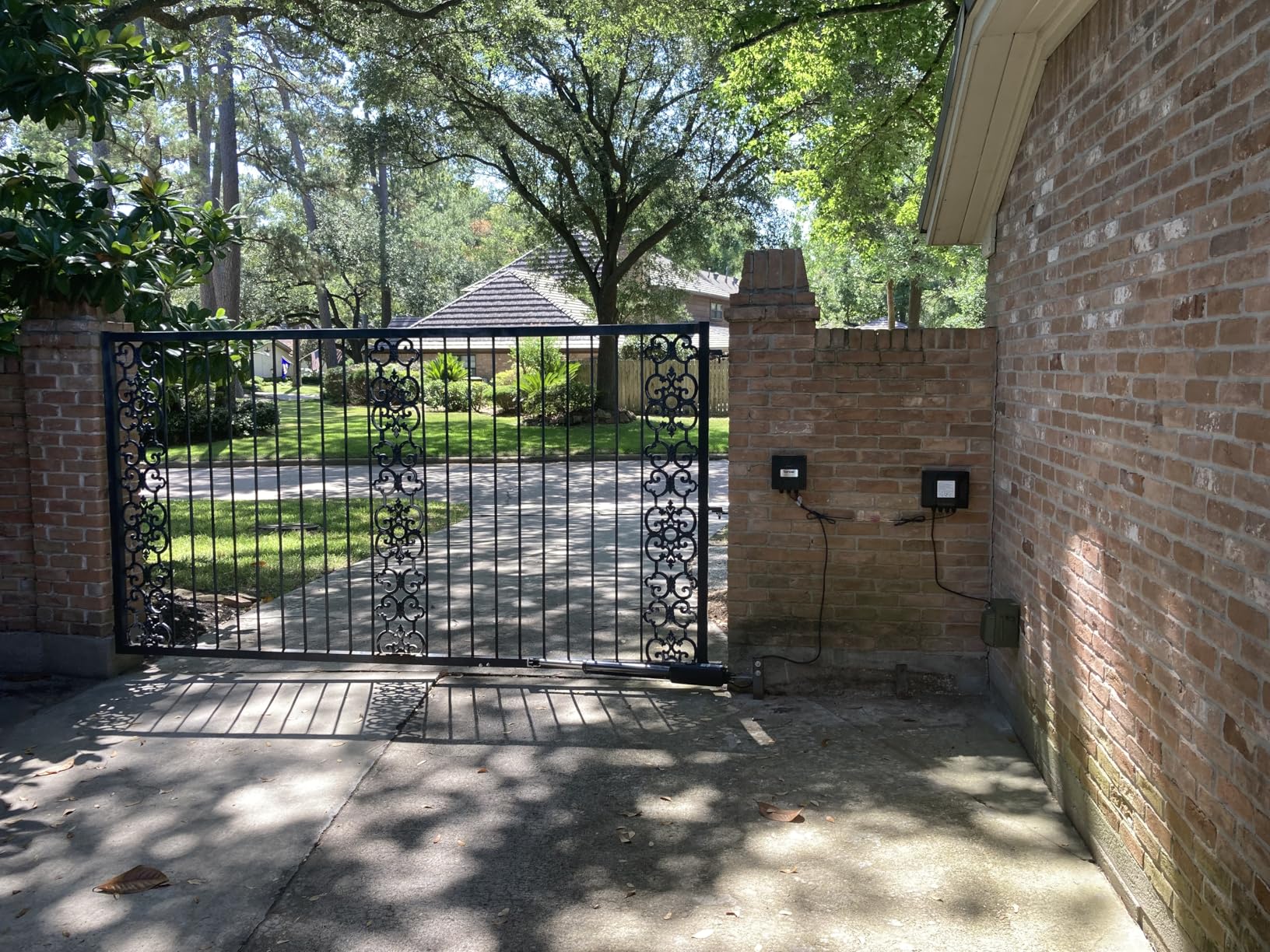 TOPENS A8131 Single Swing Gate Opener Heavy Duty Automatic Gate Motor for Single Swing Gates Up to 18ft, Electric Driveway Gate Operator AC Powered with Remote Control Kit Solar Compatible customer photo 2