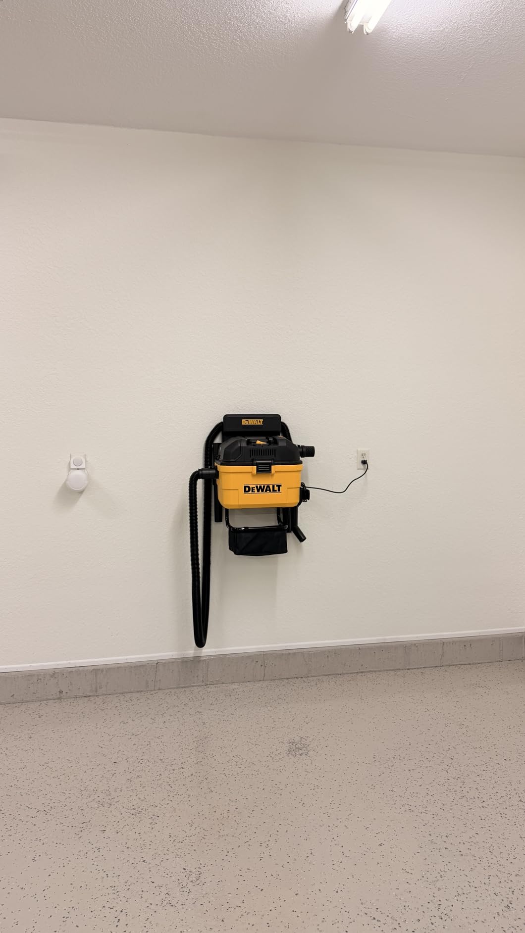 DEWALT Portable 6 Gallon 5 Horsepower Wall-Mounted Garage Wet Dry Vacuum Cleaner DXV06G customer photo 1