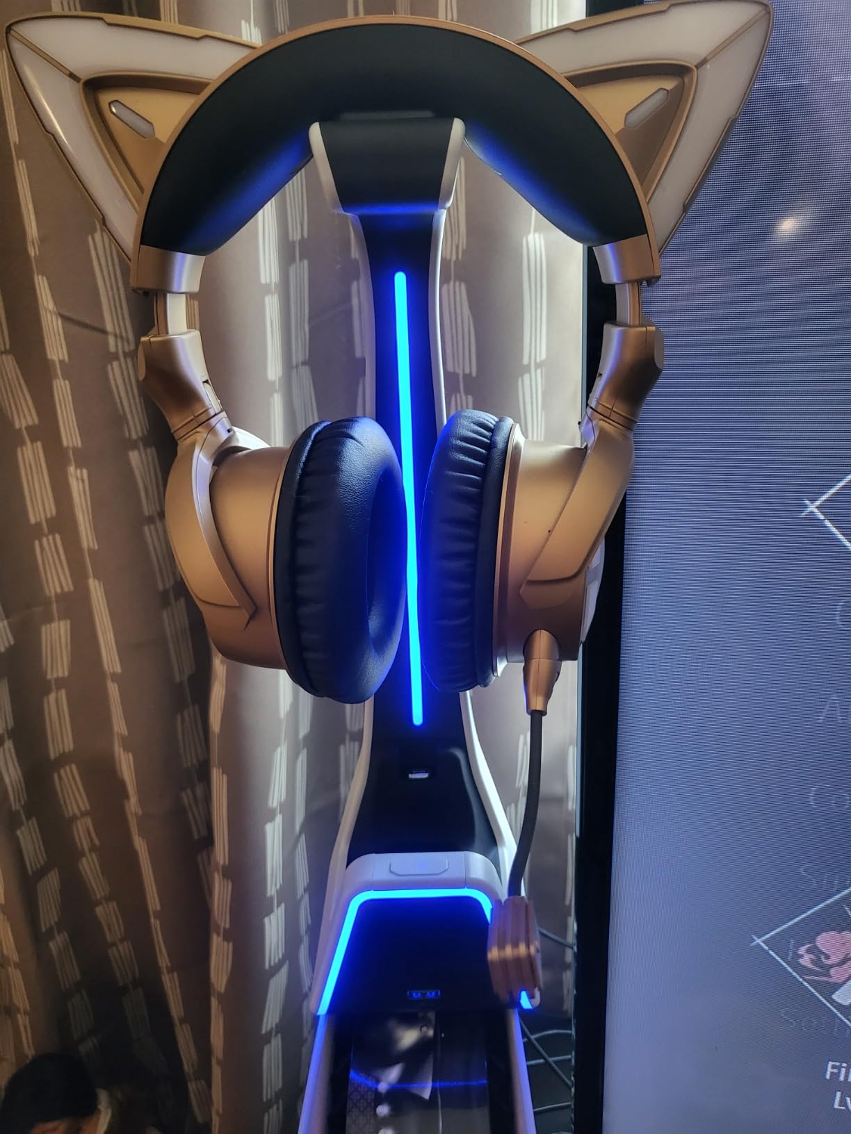 Tilted Nation 3 in 1 Gaming Headset and Controller Stand for PS5 and Xbox Series X Charging Station customer photo 1