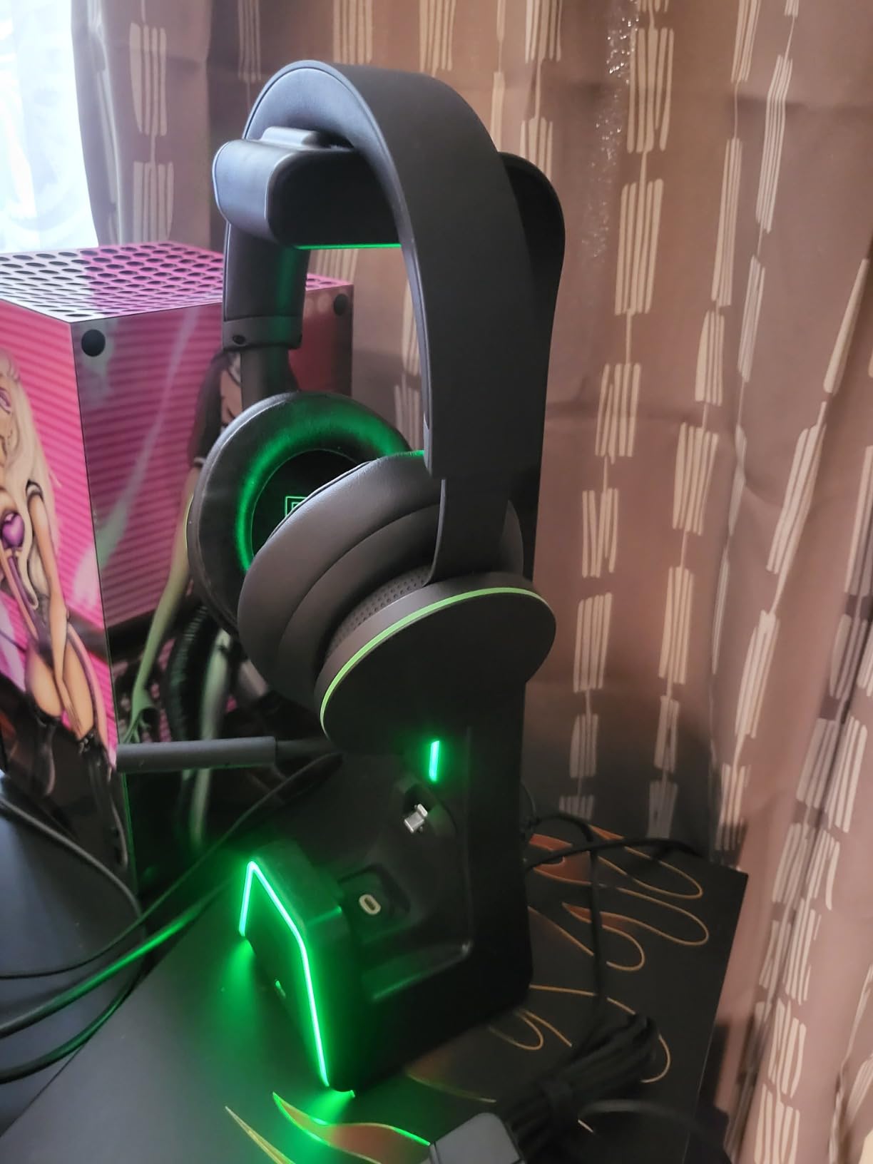Tilted Nation 3 in 1 Gaming Headset and Controller Stand for PS5 and Xbox Series X Charging Station customer photo 2