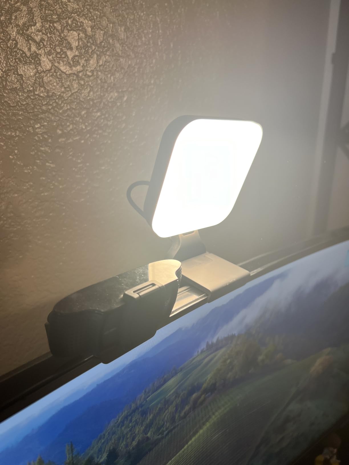 Logitech for Creators Litra Glow Premium LED Streaming Light with TrueSoft, Adjustable Mount, USB Connectivity, Video Lighting for Recording Streams, PC/Mac - Graphite customer photo 2