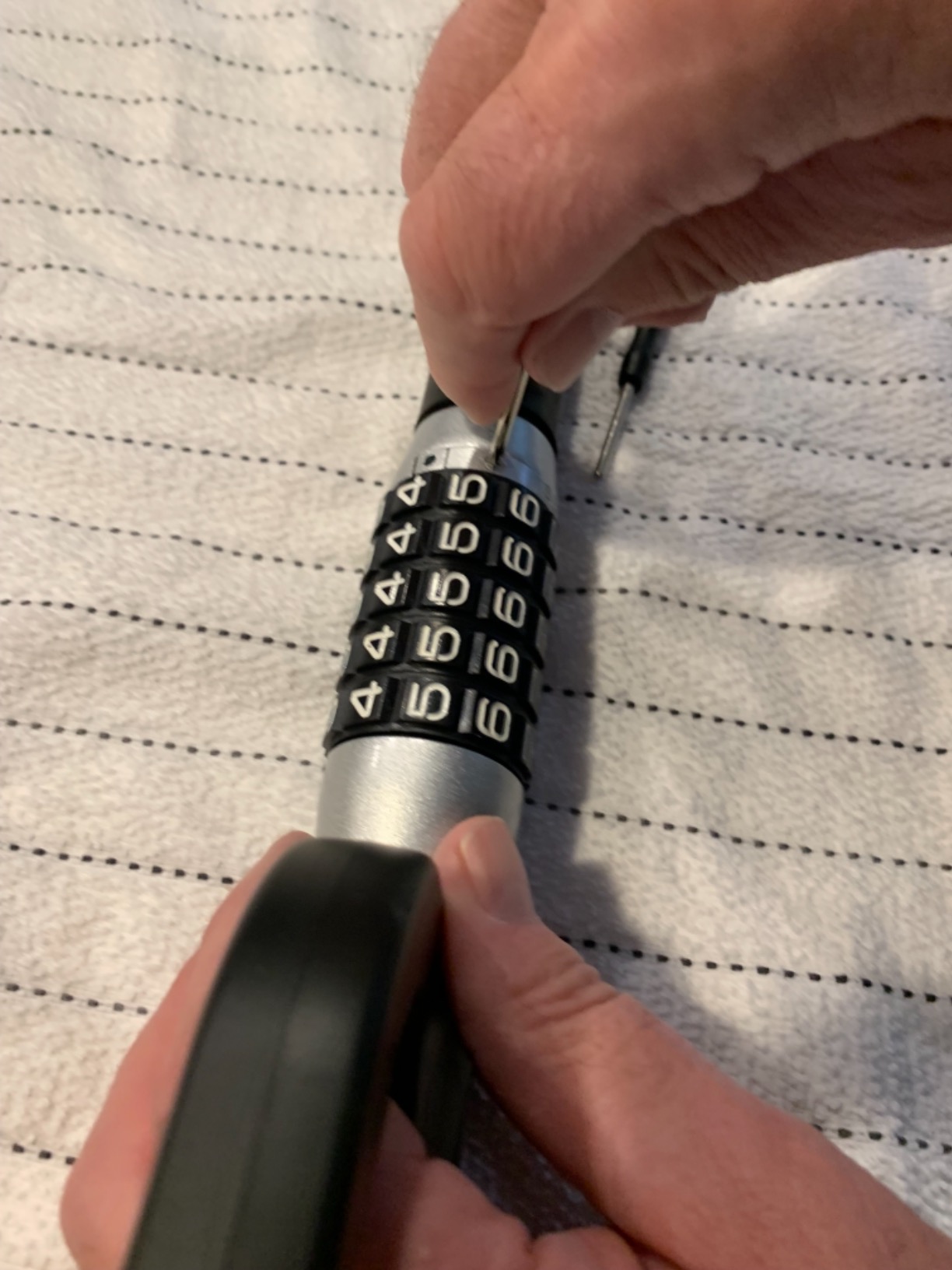 Tevlaphee Steering Wheel Lock, Car Lock Anti Theft Keyless Extendable Retractable Password 5 Coded Combination Lock, Heavy Duty Universal Fit (Black) customer photo 2