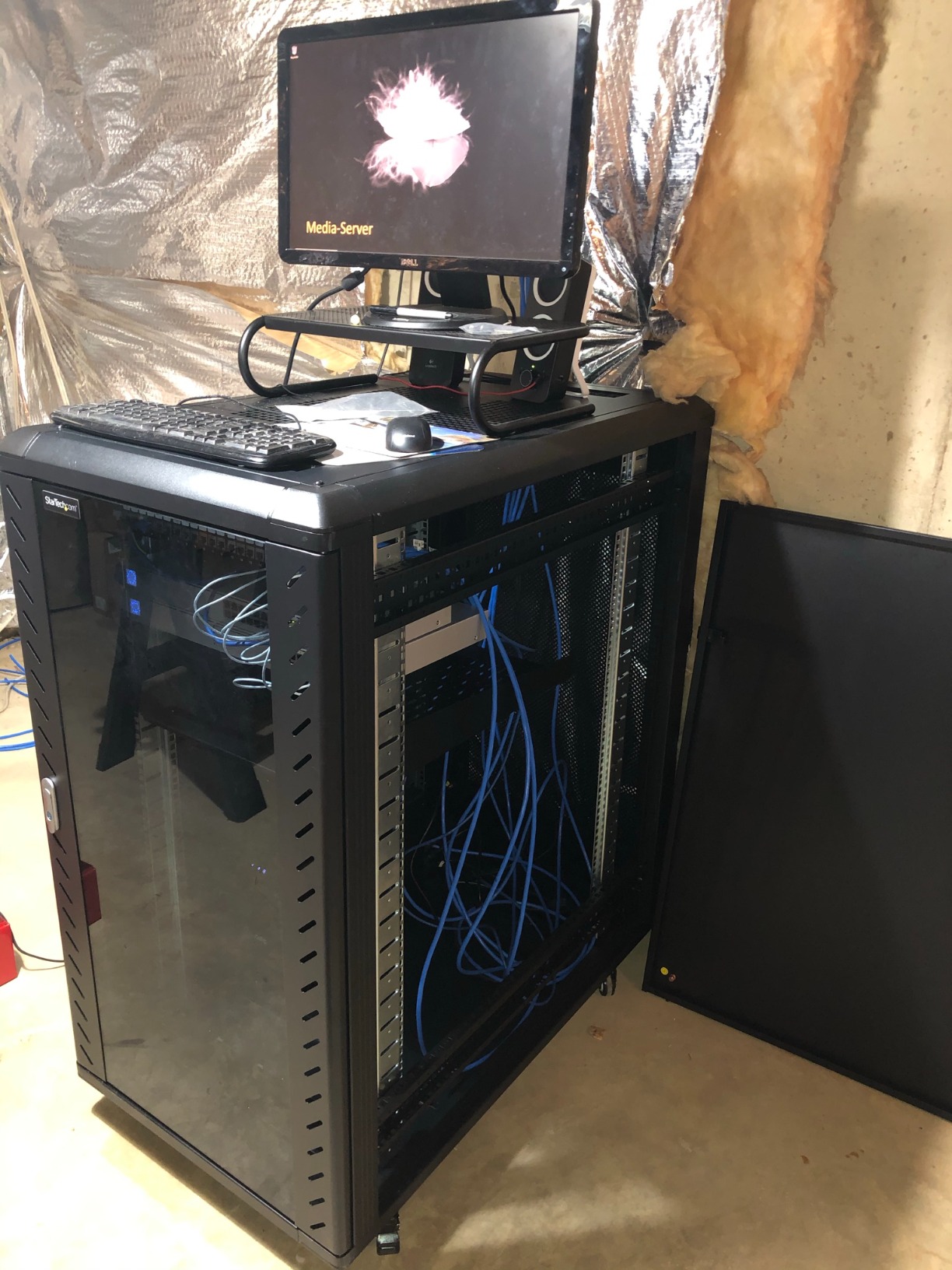 StarTech 32U Enterprise-Grade Server Rack Cabinet, 19in Enclosed 4-Post Rack with 33in (83cm) Mounting Depth and 1764lb (800kg) Weight Capacity customer photo 1