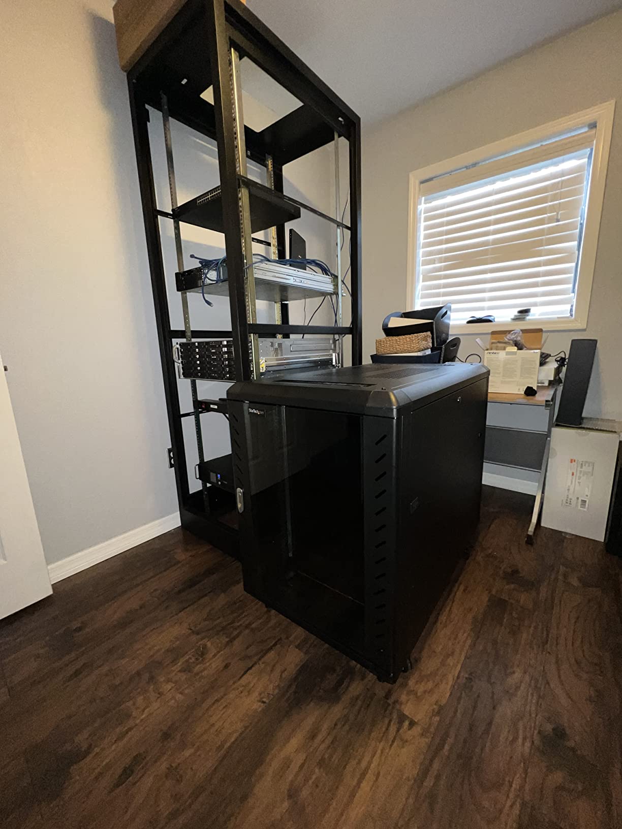 StarTech 32U Enterprise-Grade Server Rack Cabinet, 19in Enclosed 4-Post Rack with 33in (83cm) Mounting Depth and 1764lb (800kg) Weight Capacity customer photo 2