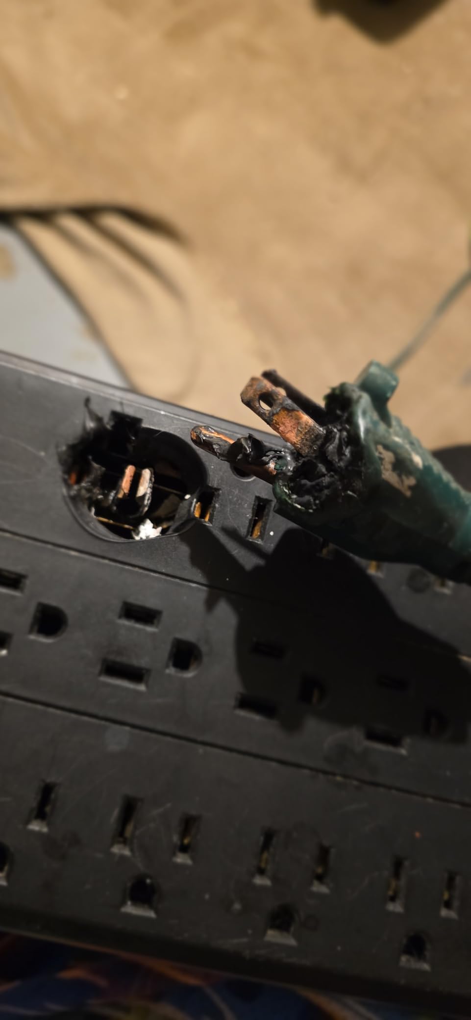 18 Outlets Surge Protector Power Strip - 6 Feet Flat Plug Heavy Duty Extension Cord with 18 Widely Outlets and 4 USB Ports, 2100 Joules, Black, ETL Listed customer photo 2