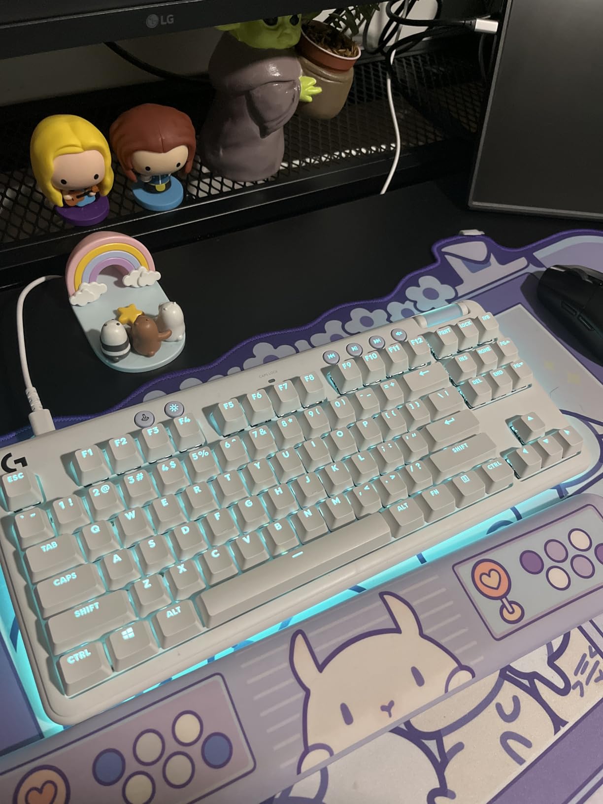 Logitech G713 Wired Mechanical Gaming Keyboard with LIGHTSYNC RGB Lighting, Clicky Switches (GX Blue), and Keyboard Palm Rest, PC/Mac Compatible - White Mist customer photo 1