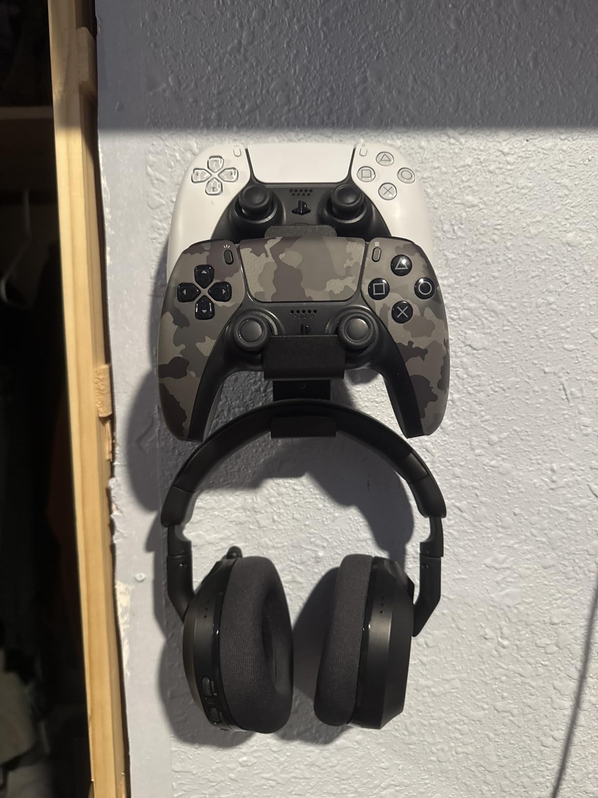 MoKo Controller Holder, Dual Gamepad Controller & Headphone Hanger for Xbox One, Xbox 360, PS3, PS4, PS5, PC, STEAM, Switch/Switch 2, Wall Mount Stand for All Universal Headsets, Black customer photo 1