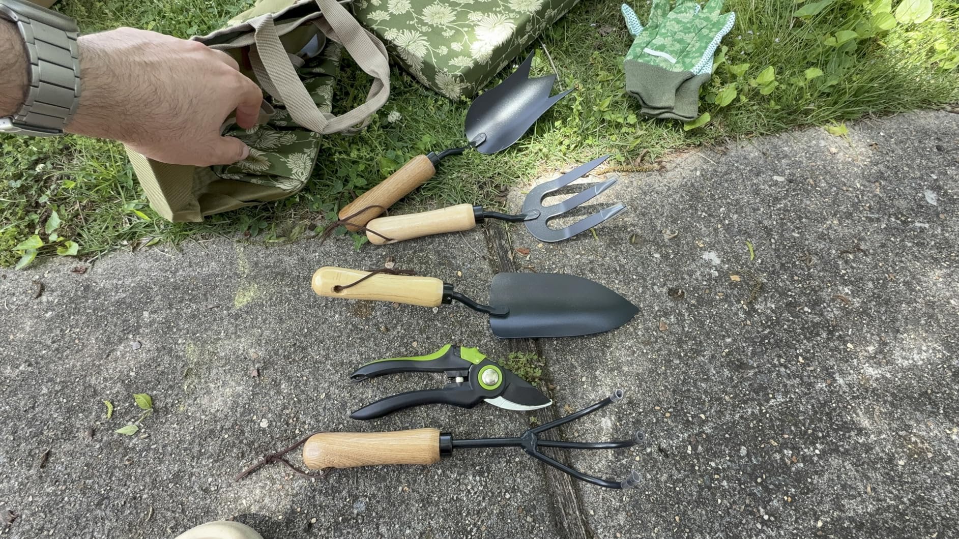 Colwelt Garden Tools Set, 8 Piece, Heavy Duty Gardening Tools with Wooden Handle, Including Garden Tote, Kneeling Pad, Gloves, Pruner, Trowel, Tulip Trowel, Cultivator - Gardening Gifts for Women Men customer photo 1