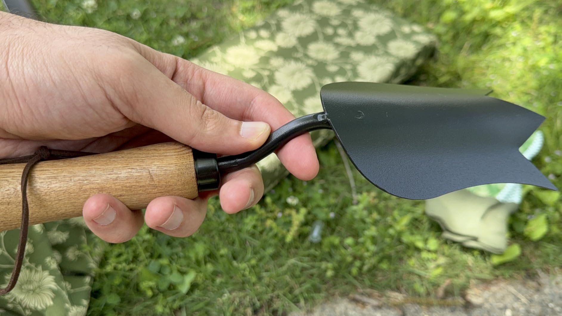 Colwelt Garden Tools Set, 8 Piece, Heavy Duty Gardening Tools with Wooden Handle, Including Garden Tote, Kneeling Pad, Gloves, Pruner, Trowel, Tulip Trowel, Cultivator - Gardening Gifts for Women Men customer photo 2