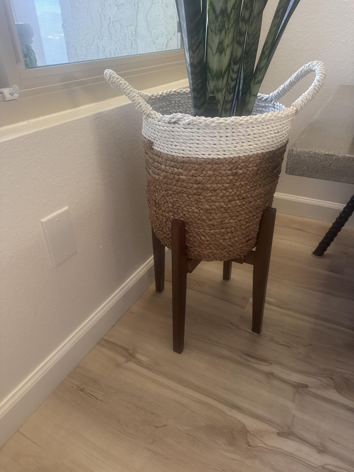 OERGKE Adjustable Plant Stand, Bamboo Mid Century Modern Indoor Plants Stands, Corner Flower Holder for Living Room, Fits 8 to 12 Inches Pots, (Pot & Plant Not Included)(Walnut, 1 Pack) customer photo 1