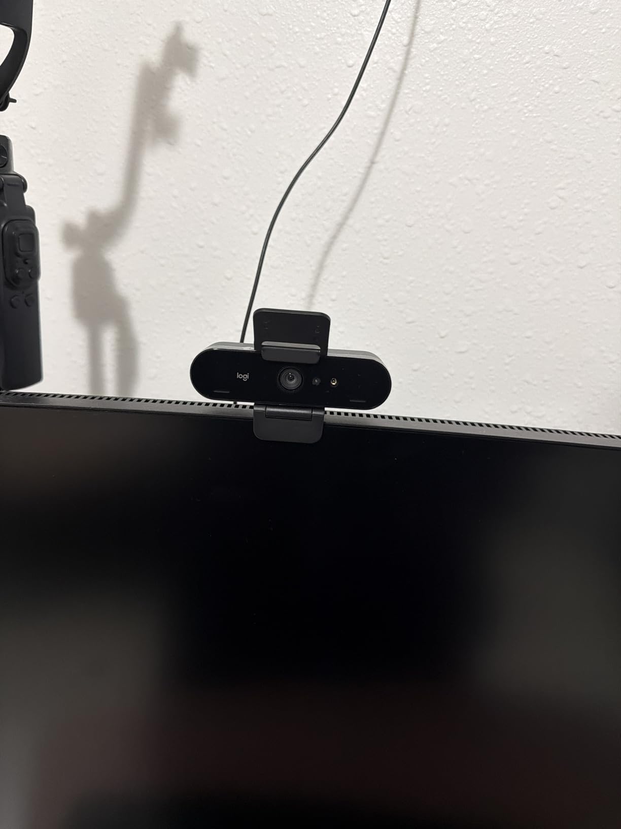 Logitech Brio 4K Webcam, Video Calling, Noise-Cancelling mic, HD Auto Light Correction, Wide Field of View, Windows Hello Works with Microsoft Teams, Zoom, Google Meet, PC/Mac/Laptop/MacBook/Tablet customer photo 2