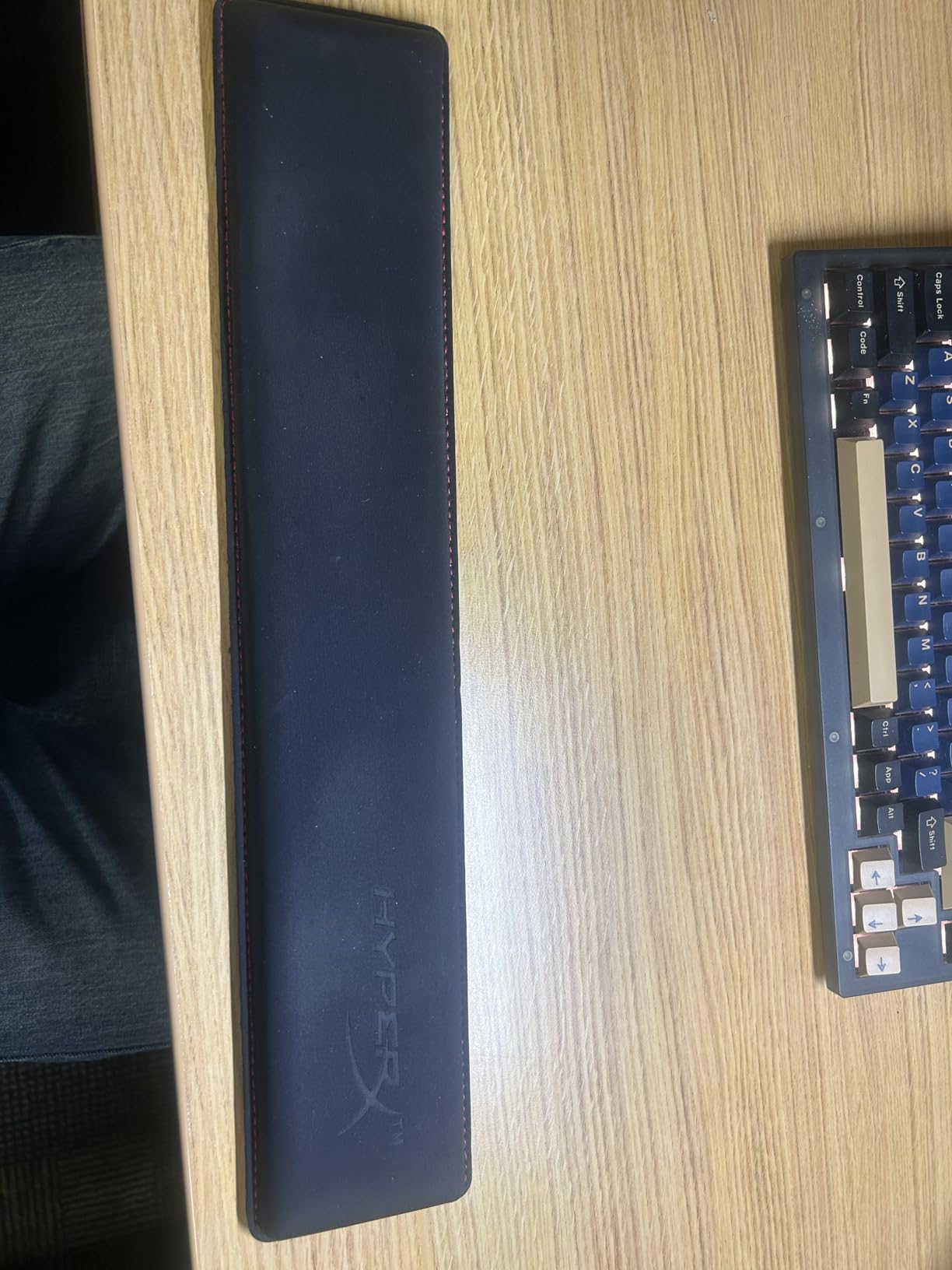 HyperX Wrist Rest - Tenkeyless - Cooling Gel - Memory Foam - Anti-Slip, Black customer photo 2