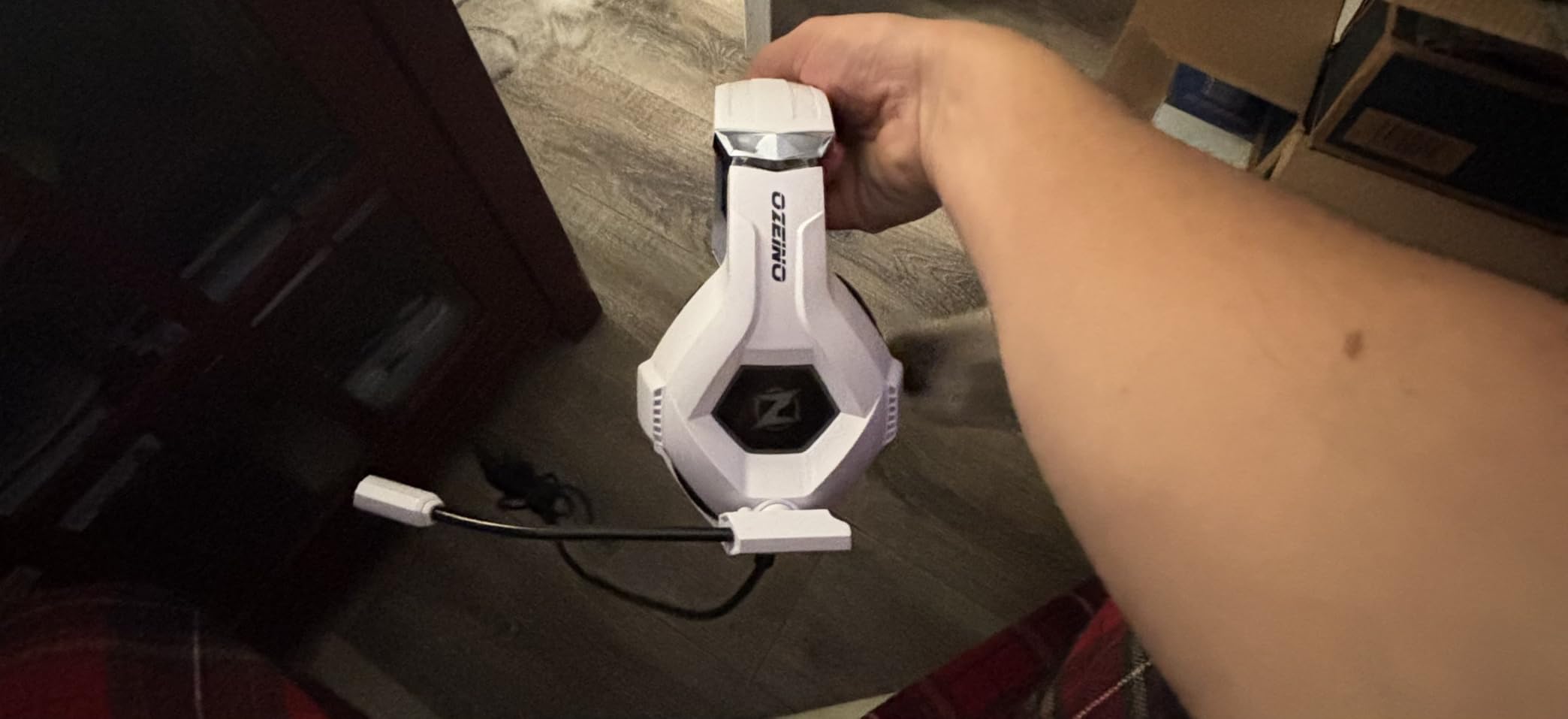 Ozeino Gaming Headset for PC, Ps4, Ps5, Xbox Headset with 7.1 Surround Sound Gaming Headphones with Noise Canceling Mic, LED Light Over Ear Headphones for Switch, Xbox Series X/S, Laptop, Mobile White customer photo 1