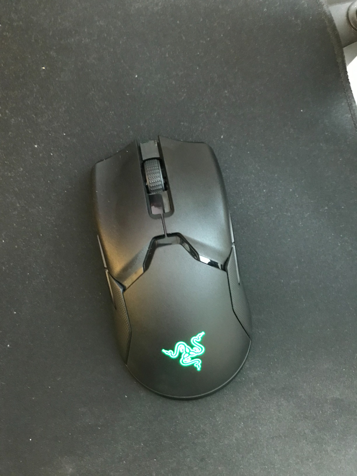 Razer Viper Ultimate Lightweight Wireless Gaming Mouse & RGB Charging Dock: Hyperspeed Wireless Technology - 20K DPI Optical Sensor - 74g Lightweight - 70 Hr Battery - Mercury White customer photo 1