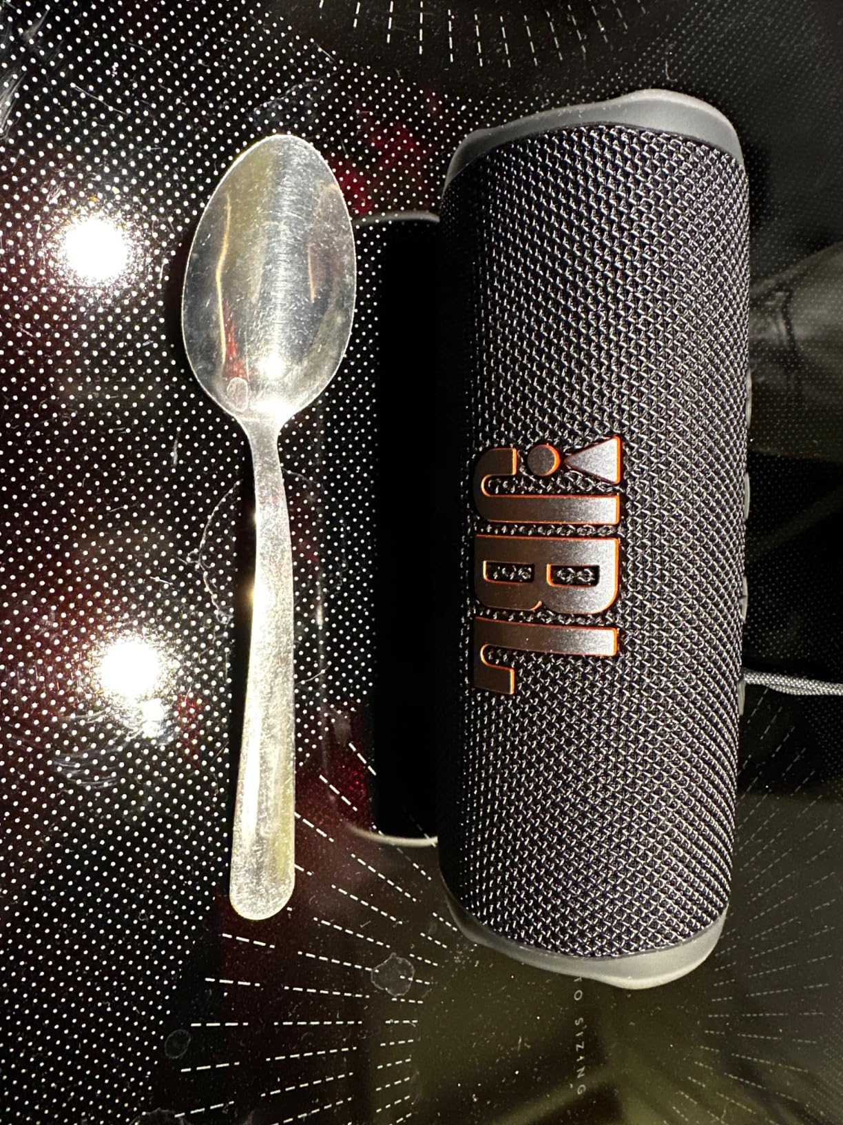 JBL Flip 6 Waterproof Portable Bluetooth Speaker with PartyBoost (Midnight Black) customer photo 1