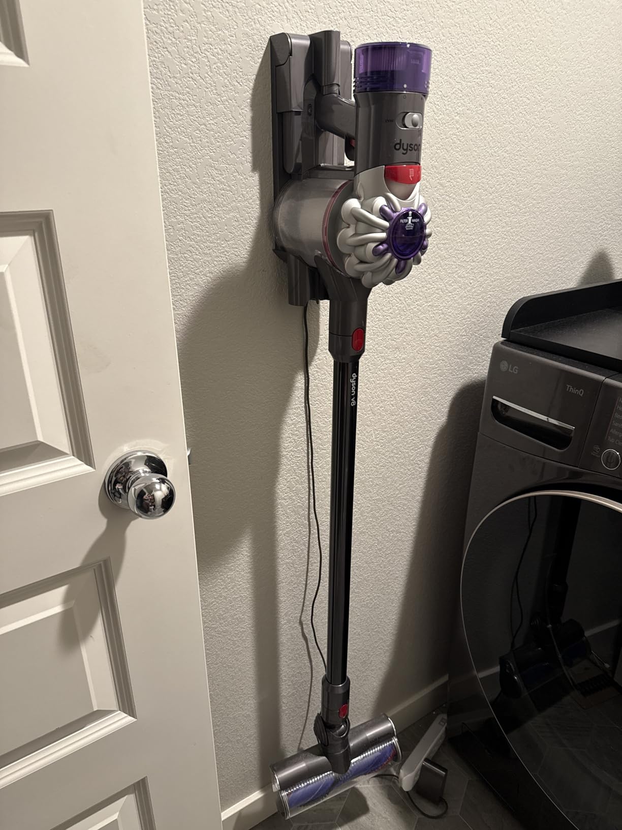 Dyson V8 Cordless Vacuum, Cleans Hard Floors and Carpets, Detangles, Converts to Handheld, 115AW, 2 Power Modes, Up to 40 Minutes customer photo 1