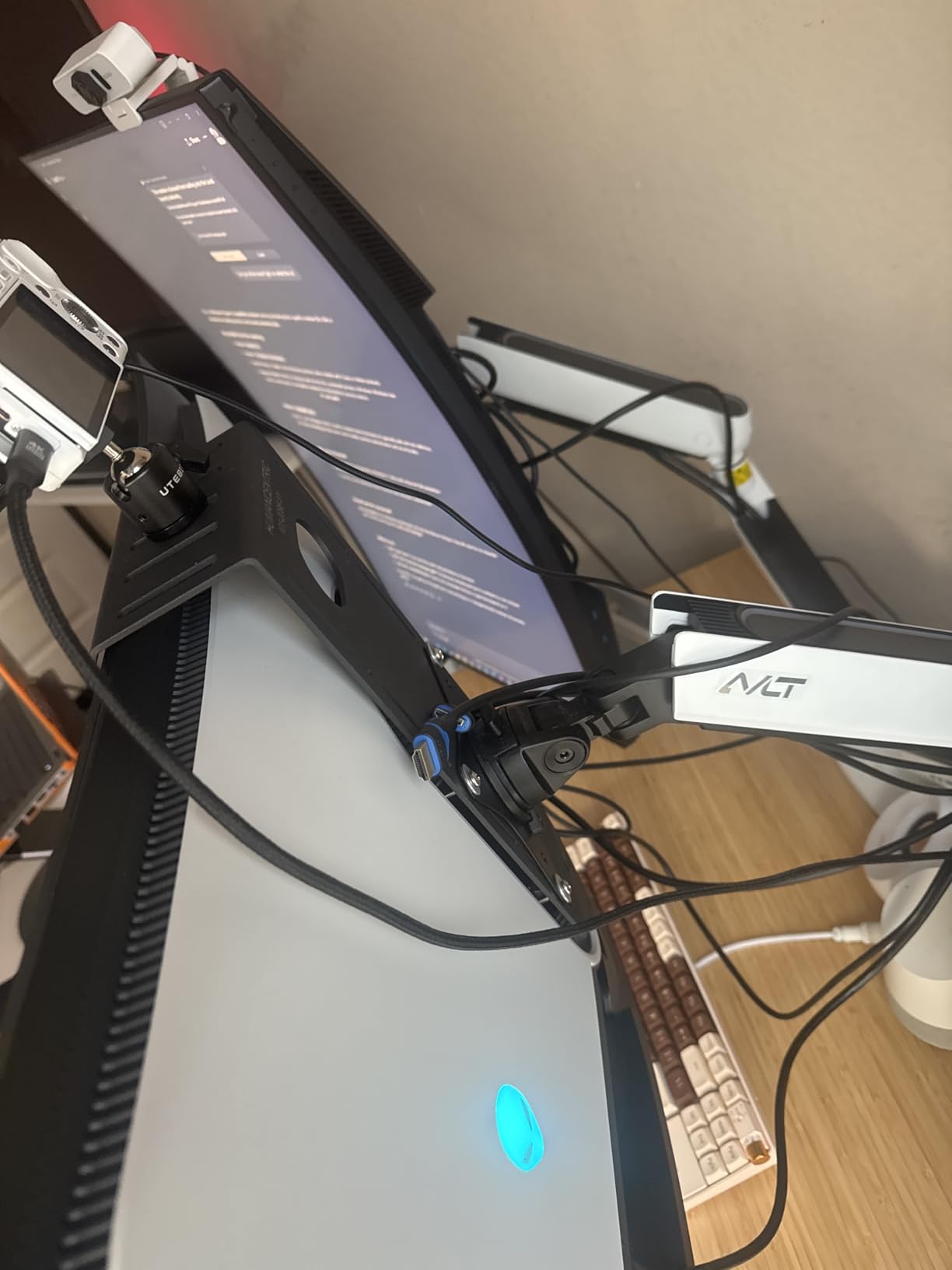 HumanCentric DSLR Monitor Mount Large, Desk Camera Mounting, Light Webcam, Microphone Shelf for Monitor VESA Arm, Replace Clamp Tripods, 100x100mm Patterns, Aluminum, Hardware Included customer photo 2