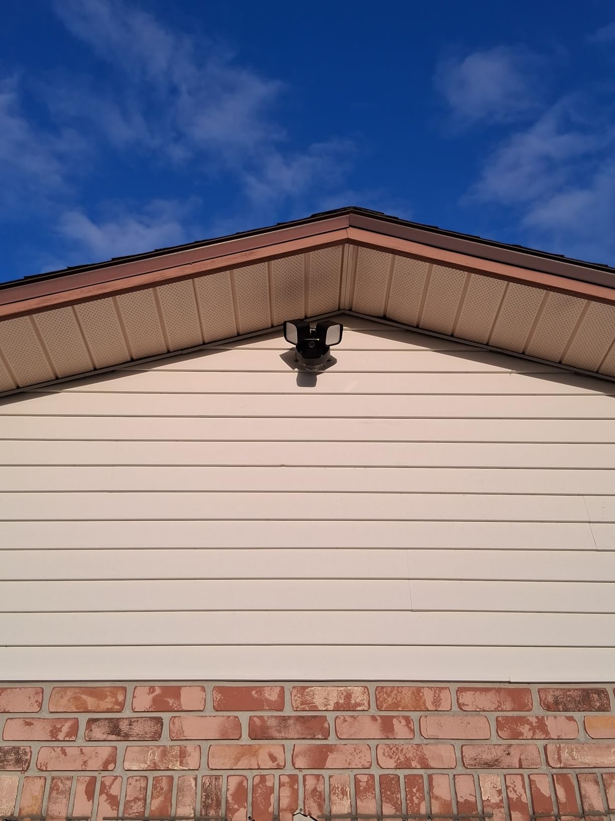 Blink Wired Floodlight Camera - Smart security camera, 2600 lumens, HD live view, enhanced motion detection, built-in siren, Works with Alexa - 1 camera (Black) customer photo 1