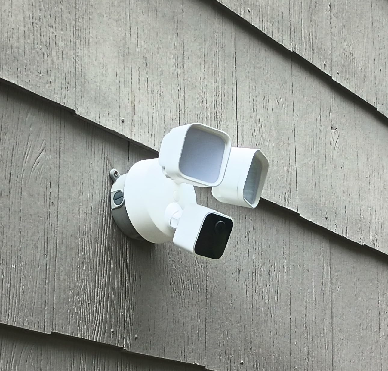 Blink Wired Floodlight Camera - Smart security camera, 2600 lumens, HD live view, enhanced motion detection, built-in siren, Works with Alexa - 1 camera (Black) customer photo 2