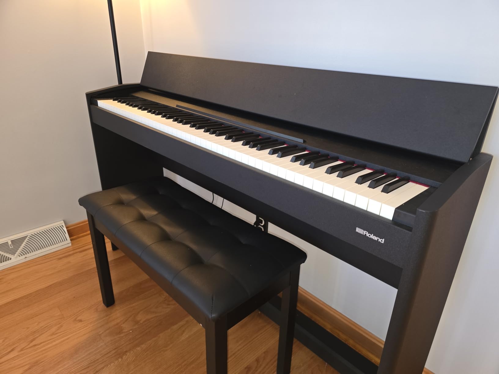 Roland F107 Digital Piano | Streamlined and Affordable Home Piano with Attractive Modern Design | Perfect for Beginners | Class-Leading Sound and Playability | Onboard Bluetooth customer photo 1
