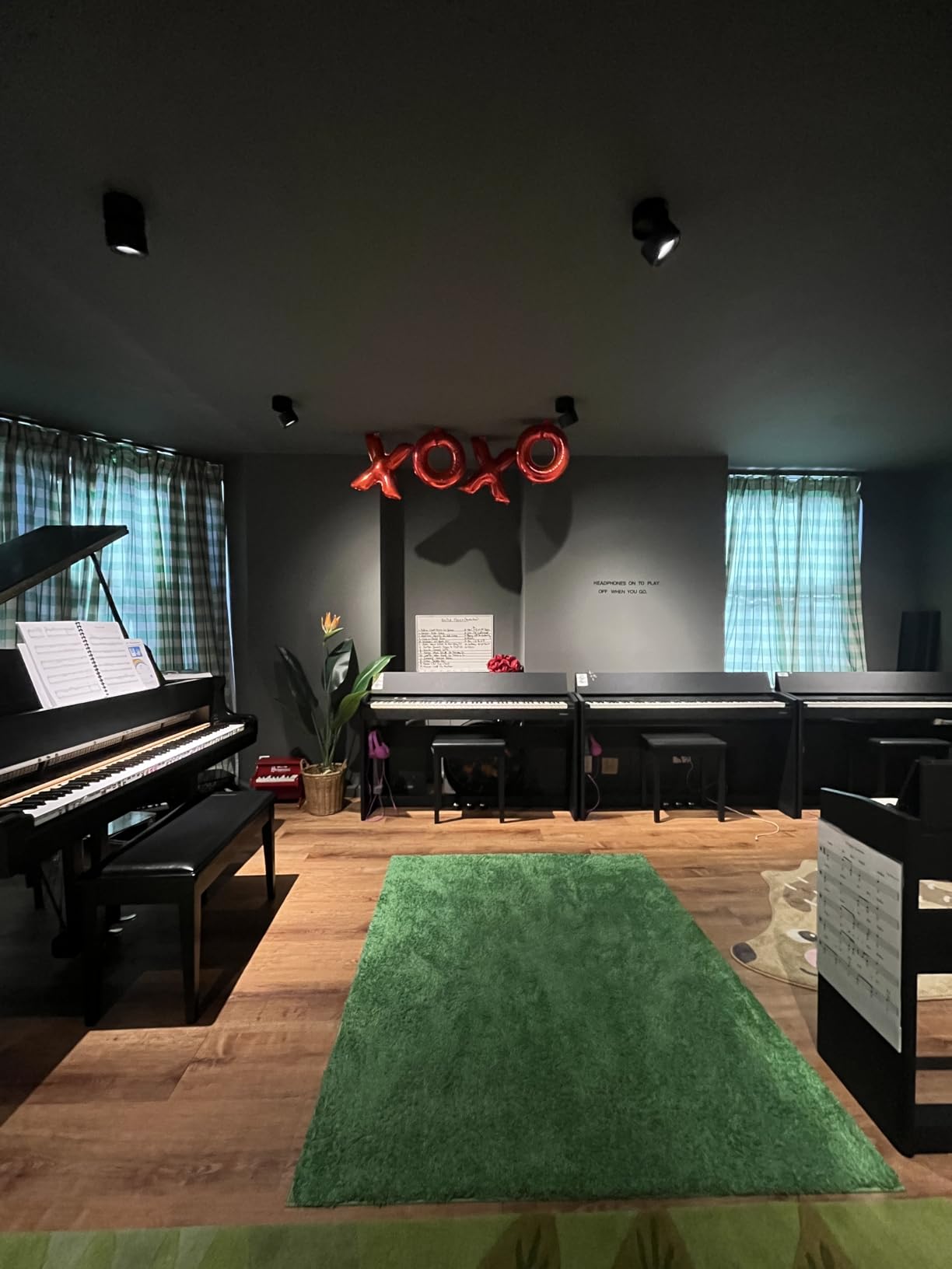 Roland F107 Digital Piano | Streamlined and Affordable Home Piano with Attractive Modern Design | Perfect for Beginners | Class-Leading Sound and Playability | Onboard Bluetooth customer photo 2